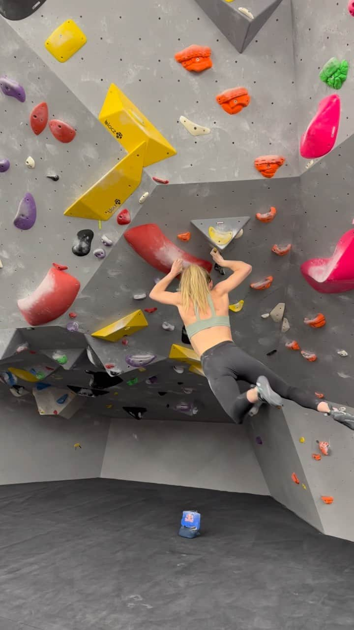 シャウナ・コックジーのインスタグラム：「Did my lil proj I made up at @tchsheffield  The hardest I’ve tried on a climb in a long time. Couldn’t be bothered editing so here’s the whole climb 🤷🏼‍♀️😅」