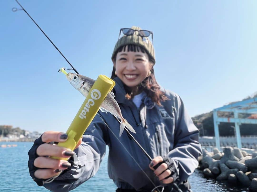 石川文菜のインスタグラム：「デイのライトゲーム楽しかったなぁ🐻🎣🤍  もどかしいバイトがある中でハマったカラーやアクションが分かると、より一層自分で釣ったという実感が得られるよね！  この日の様子が公開になったので、ぜひご覧下さい🙌🏻  https://youtu.be/IUFjAzKzjQc  小島養漁場さん、ありがとうございました🙇🏻‍♀️✨  ロッド＊GOOD ROD GD-S56UL-2PC ジグヘッド＊グッドミールヘッド ライト1.5g ワーム＊グッドミールスキニー1.5inch ライン＊ @sunline_japan  魚掴み＊ @begoodfunegg  グローブ＊ @jackall_field_gear  偏光サングラス＊ @dangshades_jp  ニット帽＊ @irie_fishing_club   #JACKALL #begoodfunegg #釣り #釣りスタグラム #海釣り #釣果 #釣果グラム」