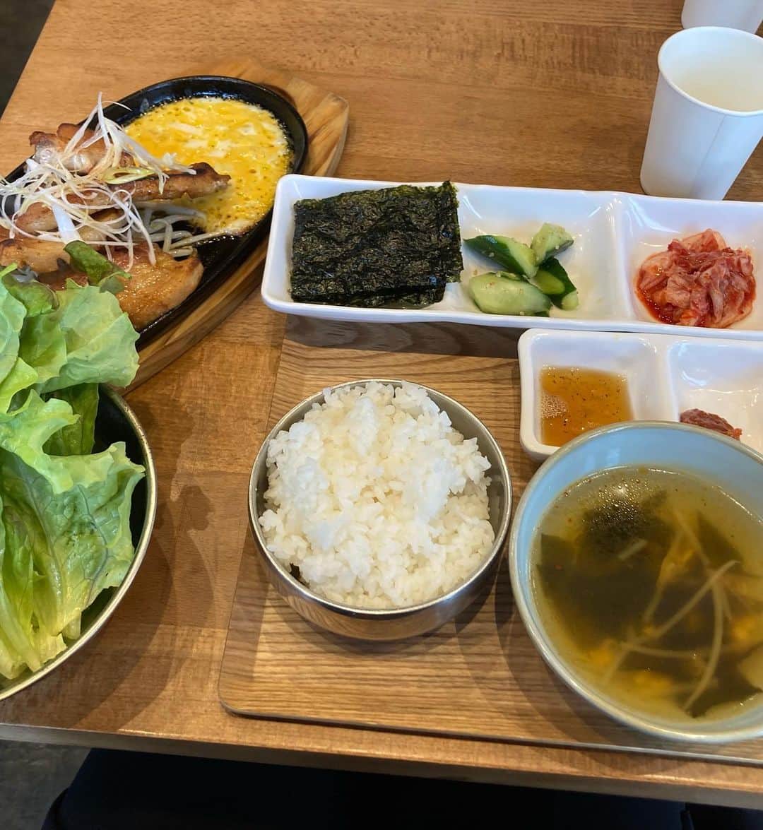 赤プルさんのインスタグラム写真 - (赤プルInstagram)「数年ぶりのご近所さんと新しくできたお店でランチして気に入って、すぐだんなといくという・・  冷麺美味しかったけど、ちょっとまだ寒い頃で、お腹を冷やしたゃったかんね。  昨日なんて本当夏日で、きっともう冷麺が美味しいはず・・  #韓国料理 #冷麺 #サムギョプサル定食  #パクシクタン」4月22日 6時16分 - puluco_a