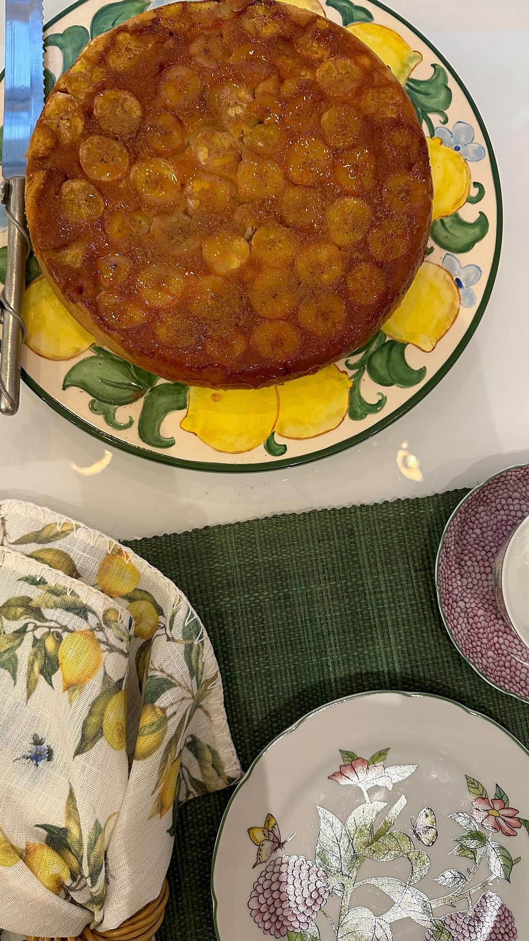 Lalá Noletoのインスタグラム：「Bolo de banana  - 2 xícaras de farinha de trigo - Uma xícara de leite - 2 colheres de manteiga - 4 ovos (separar a gema da clara e bater em neve)  - 1 xícara de açúcar  - 1 colher de sopa de fermento  - Para calda: 4 colheres de sopa de açúcar e 4 bananas  Modo de fazer:  Misturar em um bow a manteiga, açúcar as gemas até ficar uniforme. Ir acrescentando a farinha aos poucos e mexendo. Colocar o leite aos poucos e ir mexendo. Acrescente o fermento e depois as Claras em neve aos poucos e vai mexendo. Massa pronta  Para a cobertura: derreta o açúcar até caramelar. Coloque esse caramelo no fundo da forma e posicione as bananas cortadas em rodela por cima.  Coloque a massa do bolo por cima da calda com as bananas e leve para assar bo forno pré aquecido 180 graus por uma média de 30 minutos #receita #receitafacil #bolodebanana #bolocaseiro」