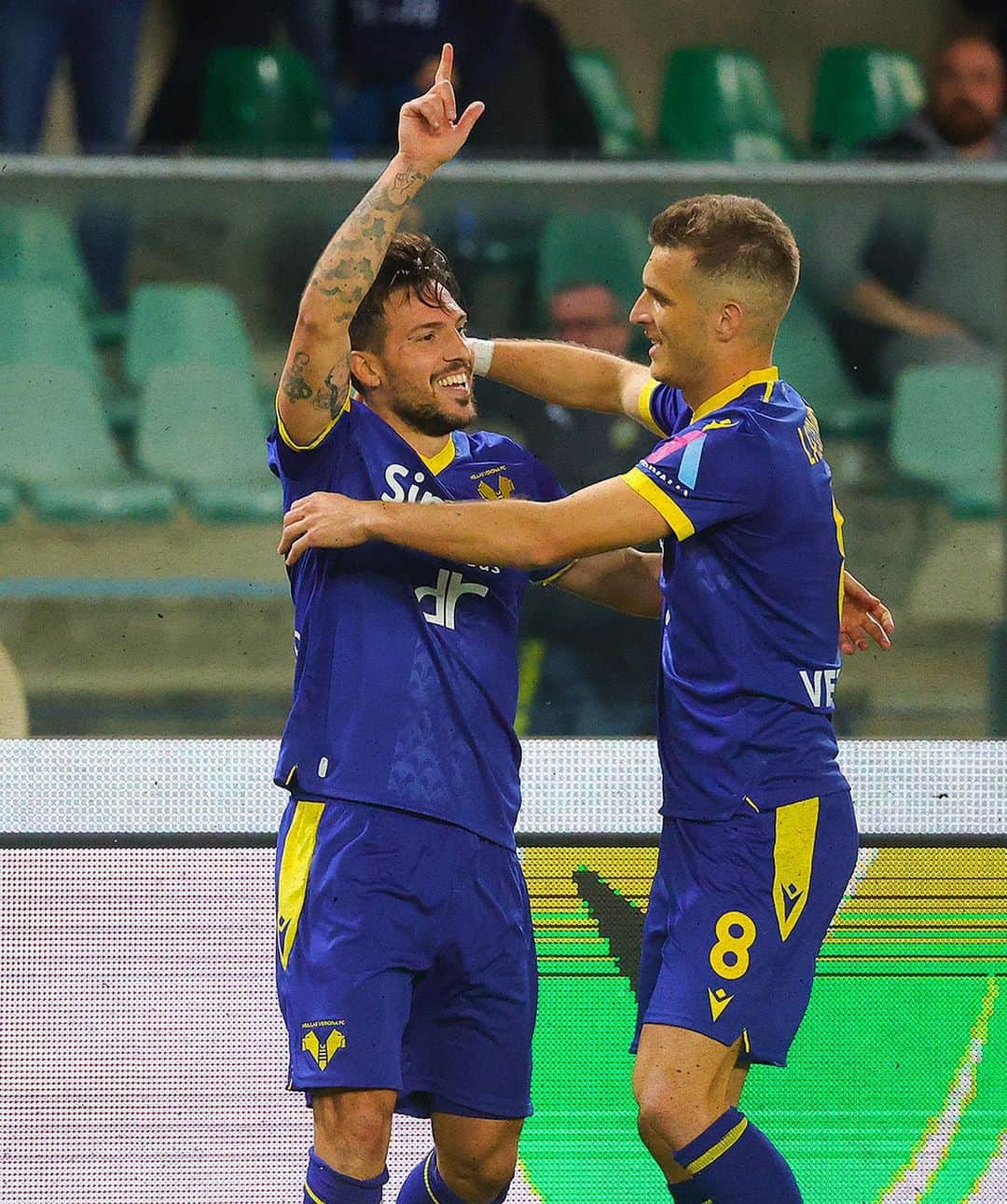 エラス・ヴェローナFCのインスタグラム：「1️⃣4️⃣ GIORNI DA 7️⃣ PUNTI  AVANTI COSÌ RAGAZZI, TUTTI INSIEME 💛💙💪  #DaiVerona #VeronaBologna #SerieATIM」