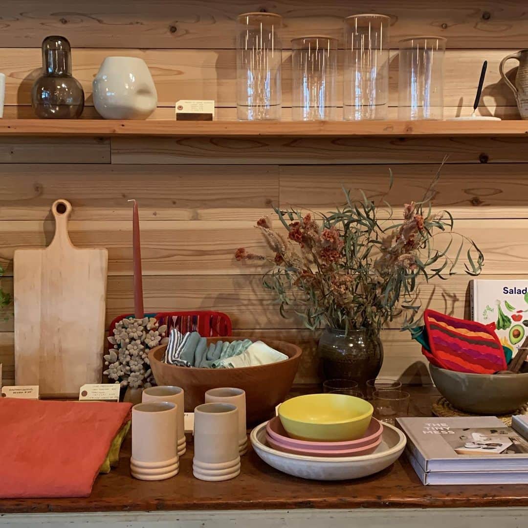 Beam & Anchorのインスタグラム：「Add a pop of color to your home ✨ We are here 12-5 Wed-Sun」