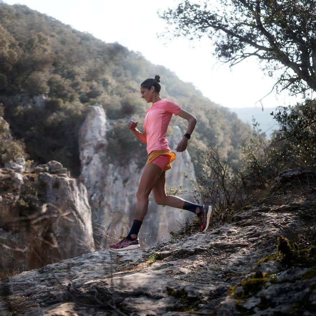 ASICS Americaのインスタグラム：「#TeamASICS is heading across the pond for the next big 26.2! Good luck to all of our competing athletes! 🇬🇧  @kirsteenwelch  @dewigriff_2.09 Yuki Kawauchi」