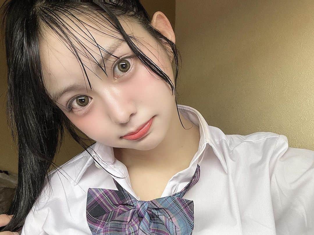 上水口姫香のインスタグラム：「おはひめ🐱🌻  好きな物はマカロンとたぴおかちゃんです。  #jkブランド #jk #なつ #夏 #jkの素敵な思い出 #制服 #高校生 #制服女子 #夏服」