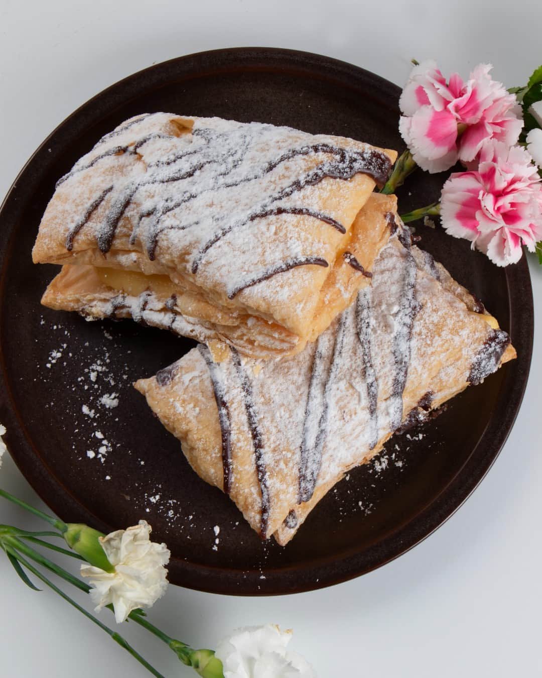 Zippy's Restaurantsのインスタグラム：「Spring is here, and so are our Custard Puffs. 🌸 Here to stay, our Custard Puffs have been added to our lineup of daily bakery items! Get your hands on these fluffy and flaky pastries.」