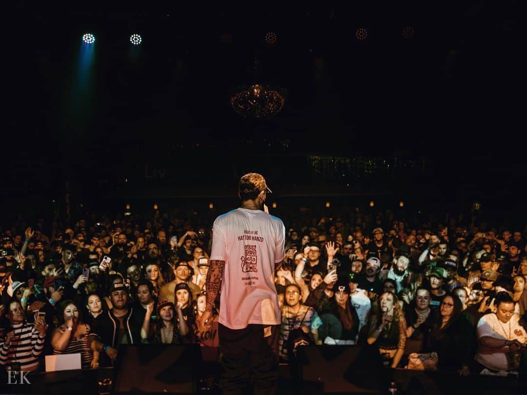 のインスタグラム：「Back to back SOLD OUT shows in Colorado was an incredible way to spend the holiday.. Denver last night was an absolute movie 🤯🤯🤯  Next up it’s..  TONIGHT : Casper, WY SAT : Billings, MT SUN : Missoula, MT (SOLD OUT) TUES : Spokane, WA  Then we cross over to Canada 🇨🇦🕸  TIX : ChrisWebby.com/tour 🎟️」