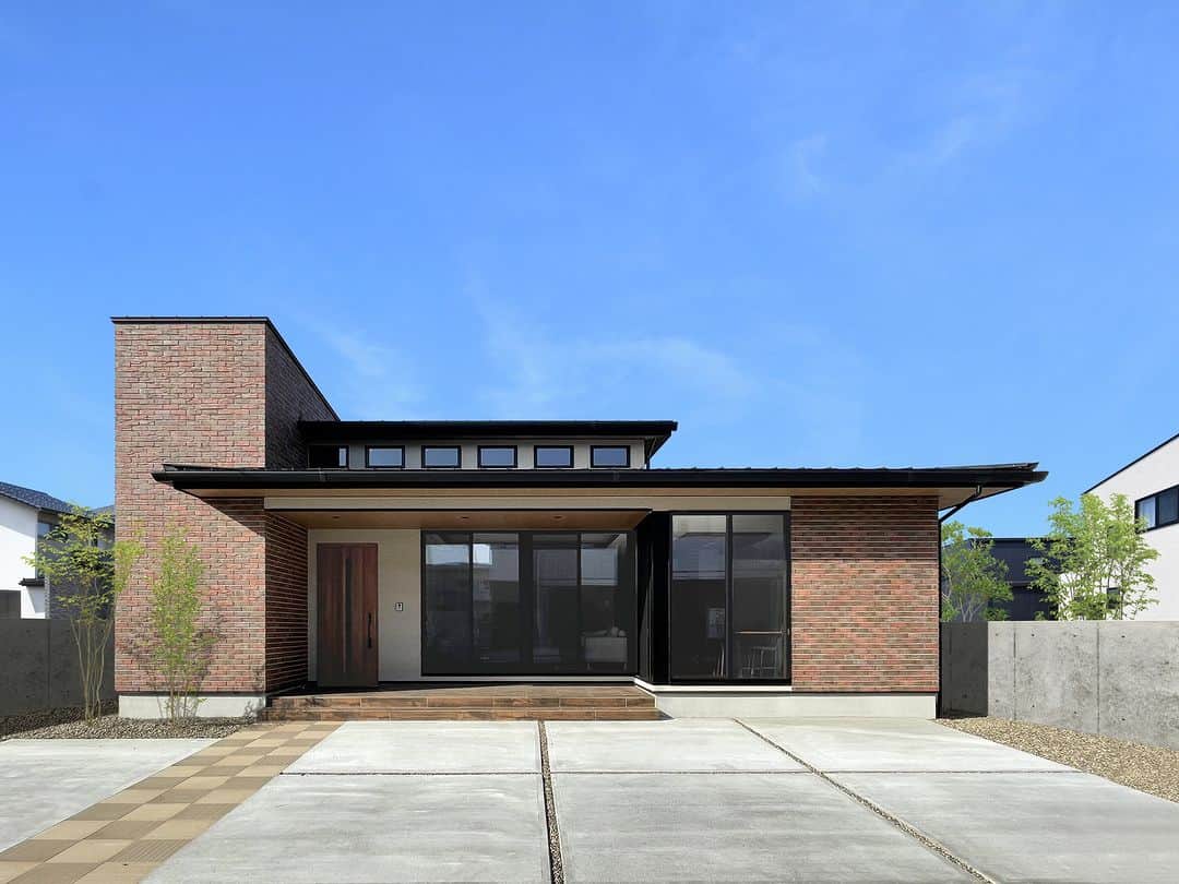 伸和建設株式会社のインスタグラム：「お家の相談は伸和建設へ♪ 施工事例⇒ @shinwa_kensetsu  〝大きな庇のある平屋〟  📝 アクセント レンガとサイディングのコントラスト 　 #伸和建設 #TheValueFromLiving #住んでからの価値を  ----------------------------------------------------- ✨公式YouTubeチャンネル開設✨ ----------------------------------------------------- 👉ルームツアー動画も公開中♪ 　 チャンネル登録をお願いします🎀 . ～ご来場のお客様へ～  マスク着用😷、検温、消毒など、 感染対策にご協力をお願い致します。  スタッフブログも随時更新中♪ おうち時間のおともに💁‍♀️  #新築 #注文住宅 #リフォーム  #デザイン住宅 #デザインハウス #design #工務店 #岐阜工務店 #岐阜の工務店 #自然素材 #かっこいい家 #おしゃれな家 #インテリア #家族のいる暮らし #子供のいる暮らし #失敗しない家づくり #家事動線 #家事ラク #マイホーム #マイホーム計画 #マイホーム記録 #施工事例 #暮らし #心地いい暮らし」