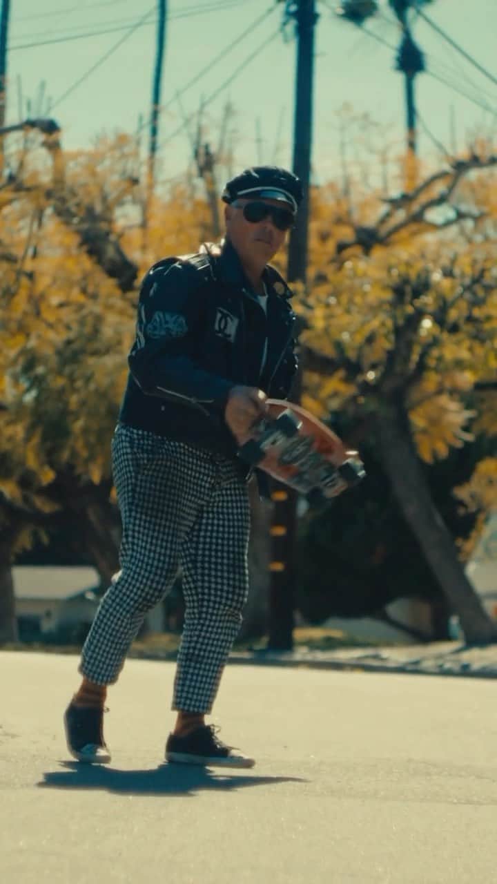 Stanceのインスタグラム：「Whatever it is, @brian_bent brings results into the joyful world which emanates from everything he touches.  Learn more about our #punksandpoets in our link in bio. 🔗  📹 @erikbuell.fr @betterbias   #stancesocks #stitcheddifferent」