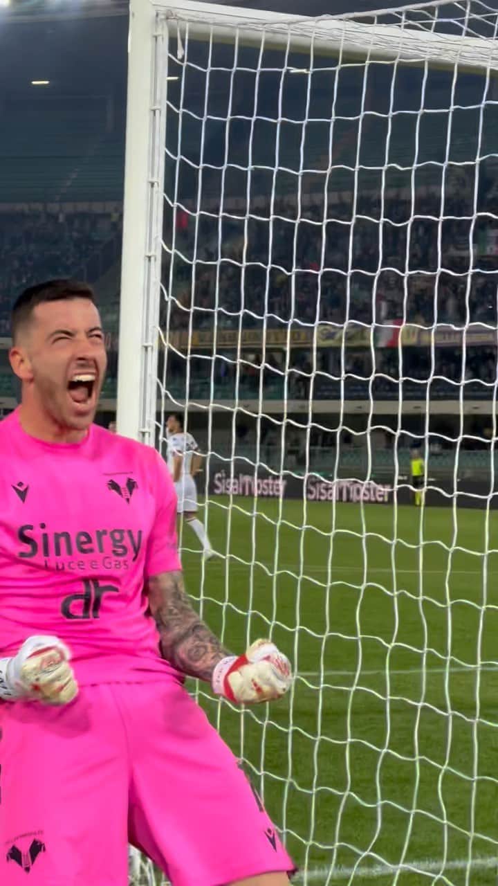 エラス・ヴェローナFCのインスタグラム：「Chi come @lorenzo.montipo al 97’? 🤩🤯💛💙」