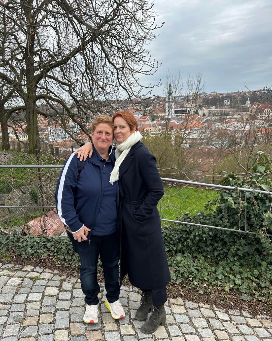 シンシア・ニクソンのインスタグラム：「Couldn’t have had a better birthday and Easter in Vienna & Prague over Spring break — capped off with our stay at the @AndazPrague which was perfection — the hotel was so sumptuous and artful and the staff so helpful and kind.  We didn’t want to leave!   Big thank you to all we met along the way, and a special shout out to our stellar Viennese tour guide Gerti Schmidt who transformed us all into history & art buffs (even Max!)❤️」