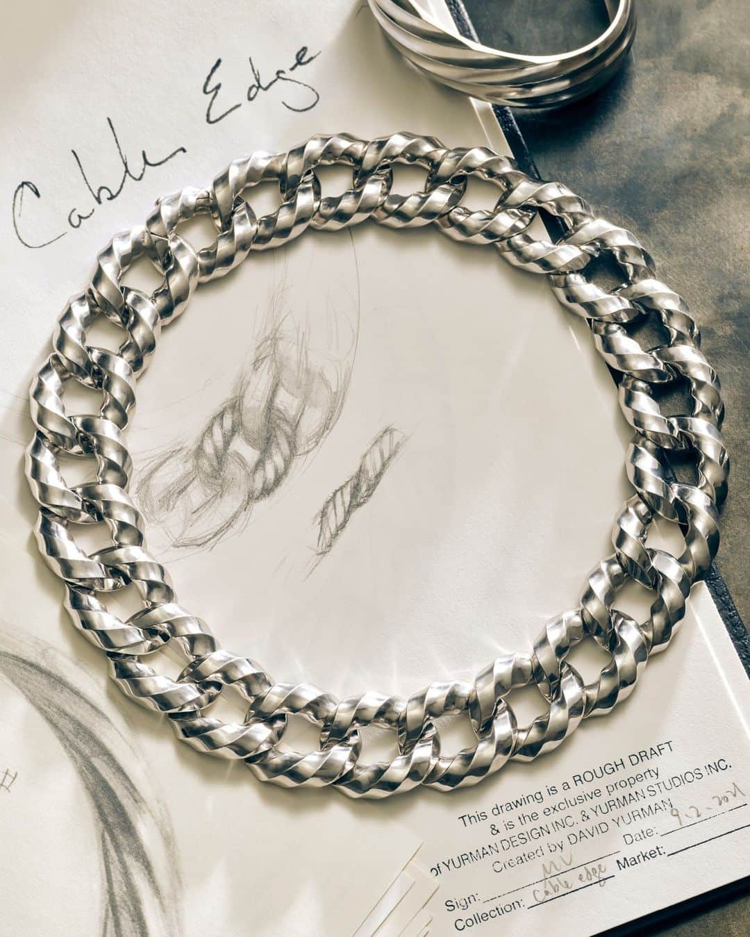 デビッドヤーマンのインスタグラム：「Recycled, refined, reimagined. Cable Edge®’s dramatic curves transform 100% recycled precious metals into a new interpretation of our Cable motif.  #DavidYurman #DYCableEdge #RecycledSilver #necklace」
