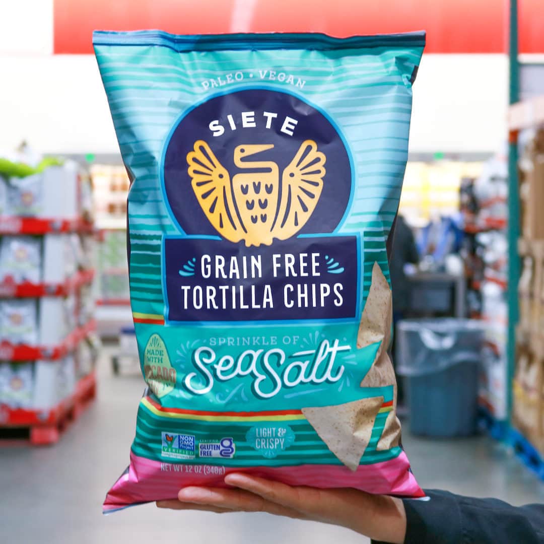 Costcoさんのインスタグラム写真 - (CostcoInstagram)「Snack on these grain-free tortilla chips, seasoned with sea salt. 🧂 Save $2.10 through 5/7/23.  Available at Costco warehouses: Siete Grain-Free Tortilla Chips」4月22日 7時00分 - costco