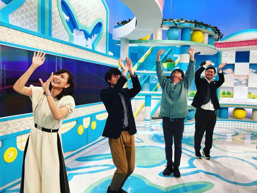 朝日放送「おはよう朝日土曜日です」のインスタグラム：「おはようございます😃 今日は行楽日和！ ただちょっとひんやり🍃 #みんなでスラムダンクポーズ #ららぽーと門真 #徳島#鳴門#サイクリング  #おは土#おはよう朝日土曜日です#ABCテレビ #シャンプーハット#恋さん#てつじ #北村真平#斎藤真美#福井治人#ABCアナウンサー #小椋寛子#佐藤悠#気象予報士」