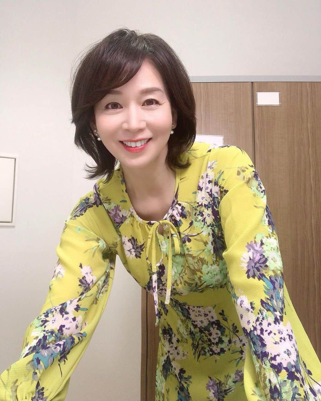 伊藤聡子のインスタグラム：「ten.の衣装は黄色の花柄ワンピースでした😊 岐阜のゴルフコンペ後に打ち上げで連れて行っていただいたステーキ屋さん🥩 赤身を炭火で焼いているせいか、ジューシーなのに脂っこくない！美味しい〜🥰 300gを完食してしまいました😆 また行きたい〜😆😆 #かんさい情報ネットten#ロデオラウンドアップ #伊藤聡子」