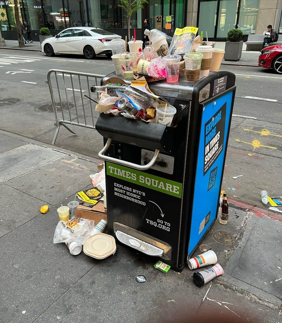 ショーン・ヘイズさんのインスタグラム写真 - (ショーン・ヘイズInstagram)「God love midtown NYC.  Anyone know where I can find some good leftovers?」4月22日 7時27分 - seanhayes