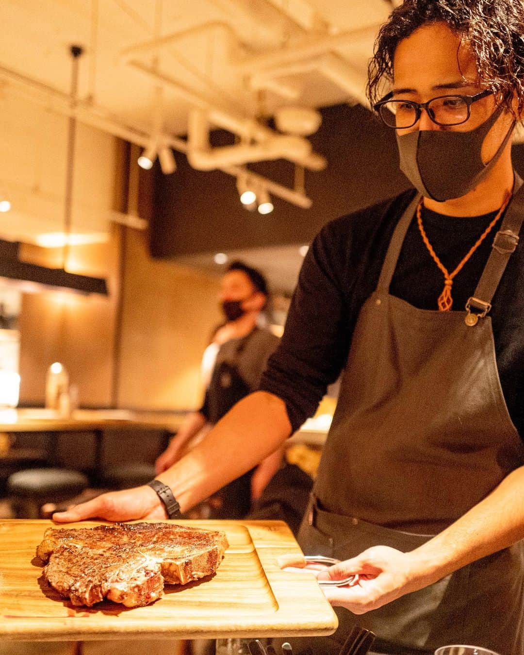 武井義明さんのインスタグラム写真 - (武井義明Instagram)「昨晩行った横浜の熾火レストラン。こりゃうまい。  We visited the restaurant "SMOKE DOOR" on the first floor of the renovated hotel "THE KNOT YOKOHAMA". It is amazing that they have made it possible to use firewood in the kitchen of a hotel, but what is surprising is that the cooking method used at SMOKE DOOR is "cut-throat cooking". Cauliflower, for example, is cooked over a fire for several days, and the fresh flavor of the cauliflower is locked in, unlike smoked cauliflower. The pork was as tender as a stew, the beef T-bone steak had a delightful aroma, and there were several dishes that took advantage of the wood's power. Other dishes, such as ceviche, potato galette, and avocado toast, seemed to have been conceived by someone who has eaten delicious food in many parts of the world. And the prices are cheap. I wondered if it was safe. Yokohama is an old city, 30 minutes by train from central Tokyo, with its own unique culture. I was there for a few hours for a book, but it felt like a small trip.」4月22日 7時25分 - bebechef