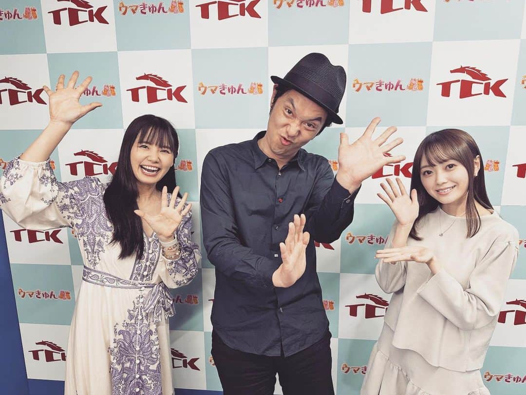 栗林さみさんのインスタグラム写真 - (栗林さみInstagram)「きのうは、ウマきゅんに新レギュラーとしての初登場でした🐴 ウマきゅん自体は以前ゲストで1度出演しましたが。 キャプテン渡辺さんに、ゆいんくる（樋渡結依ちゃん）と。 MCとして盛り上げ役でしたが、2人にとっても助けられました。 見ていただいた方もチャット欄など盛り上げていただきありがとうございました。 おかげさまでTCK東京シティ競馬公式YouTubeチャンネル、登録者数7万人突破！しましたー！！ キャプテン渡辺さんの「神の馬券術」ぜひとも読んでくださいな📗 . 今日はJRAのお仕事です。京都競馬場グランドオープン！今週は記憶と歴史に残る1週間になりますよ。 一緒に楽しみましょ！ . . #競馬場 #競馬 #大井競馬 #キャプテン渡辺 さん #樋渡結依 ちゃん #ゆいんくる #YouTube #アナウンサー #お笑い芸人 #芸人 #アイドル #大井競馬場 #TCK #東京シティ競馬 #生配信 #馬 #ウマきゅん #ウマ #地方競馬」4月22日 7時29分 - kurisami