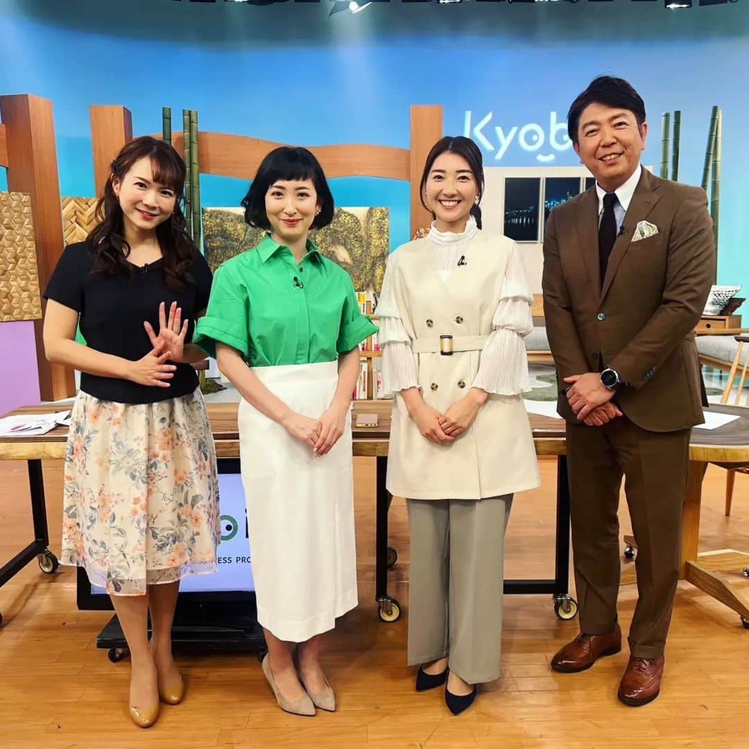 竹内弘一のインスタグラム：「第816回 #Kyobiz コメンテーターは鈴鹿可奈子さん。 新メンバーの市川いずみさんも加わり ますますパワーアップです！ 2007年4月の第一回で取材させていただいた 半兵衛麩さんのビジタネは感慨深かったです。 先義後利、不易流行。先代に教えていただいた 言葉をKyobizの家訓として大切にしてきました。   #京都中央信用金庫 #中信 #京セラ #kyocera #日本電産 #nidec #堀場製作所 #horiba #島津製作所 #shimadzu #マツシマホールディングス #足立病院 #ワコール #wacoal #リアライズコーポレーション #ツーナインジャパン #ニッカテクノ #アースカーゴ #公益社 #voga #kuska #ローカル報道 #kbs京都 #tv #ニュースキャスター #竹内弘一 #海平和 #市川いずみ #鈴鹿可奈子」