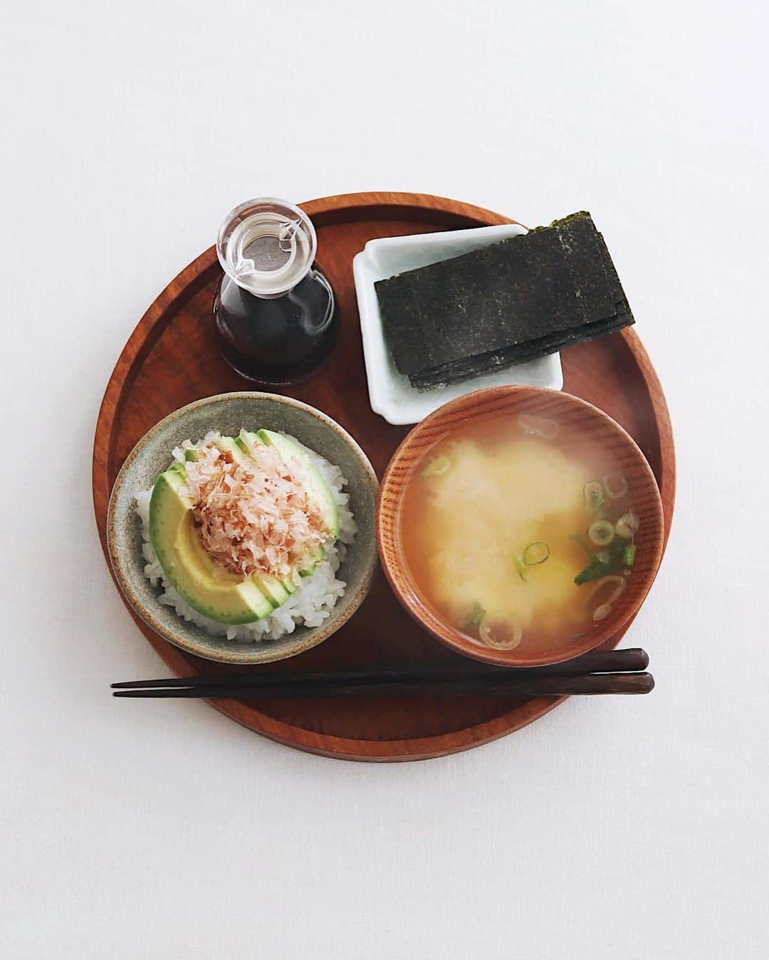 樋口正樹さんのインスタグラム写真 - (樋口正樹Instagram)「Today's breakfast 🍚🥑 . 今朝は炊き立てご飯に アボカドのぬか漬けを ドーンっとのっけての、 鰹節かけ、醤油たらり。 コレめちゃうまでした👍 . あと焼き海苔と味噌汁。 具を入れない味噌汁も サラッとしていいかも🤔 . . . #朝ごはん #朝食 #アボカドごはん #アボカド丼 #アボカドのぬか漬け #具なし味噌汁 #avocadolover」4月22日 7時44分 - higuccini