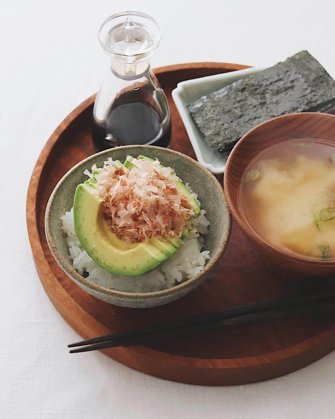 樋口正樹さんのインスタグラム写真 - (樋口正樹Instagram)「Today's breakfast 🍚🥑 . 今朝は炊き立てご飯に アボカドのぬか漬けを ドーンっとのっけての、 鰹節かけ、醤油たらり。 コレめちゃうまでした👍 . あと焼き海苔と味噌汁。 具を入れない味噌汁も サラッとしていいかも🤔 . . . #朝ごはん #朝食 #アボカドごはん #アボカド丼 #アボカドのぬか漬け #具なし味噌汁 #avocadolover」4月22日 7時44分 - higuccini