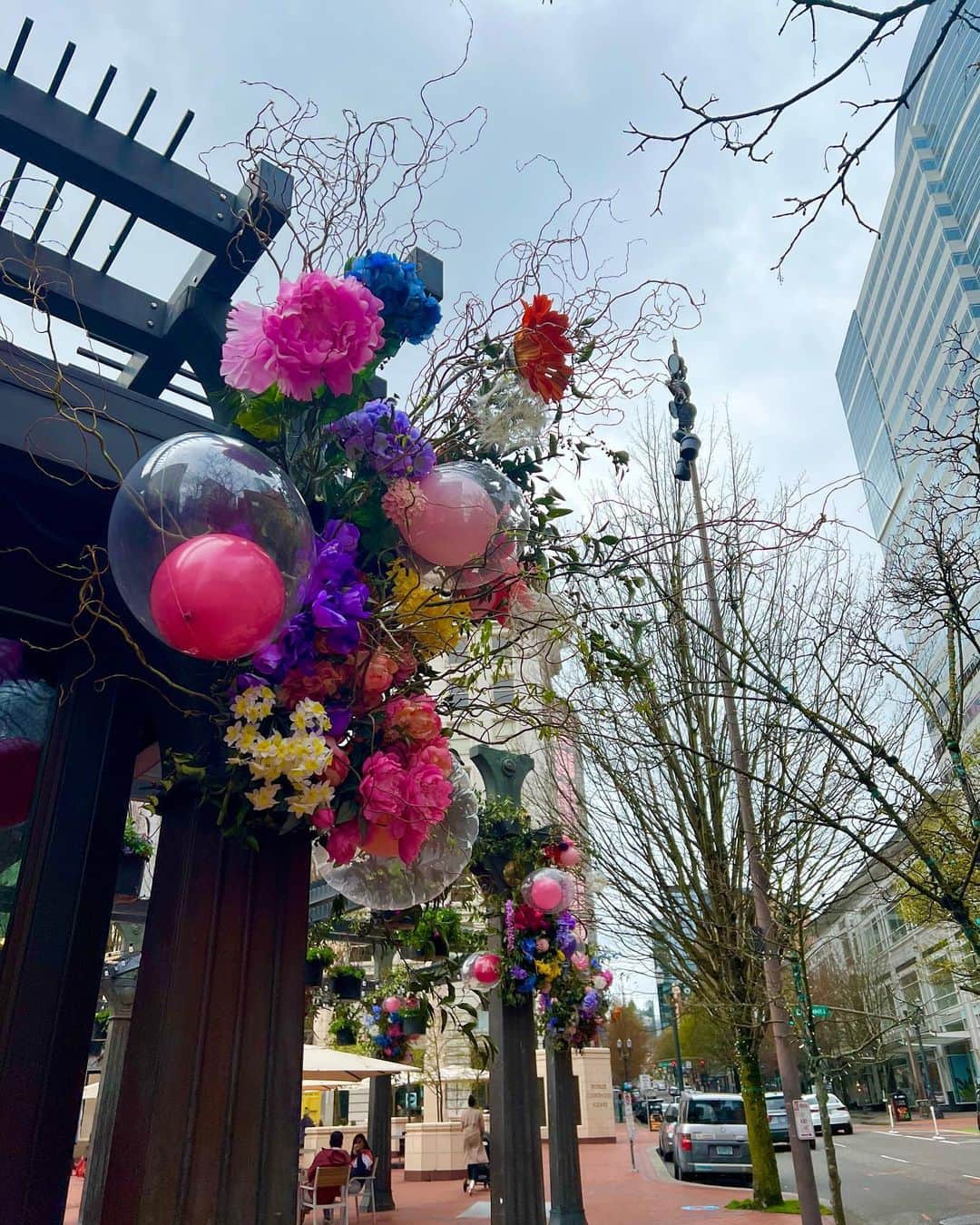 Portlandさんのインスタグラム写真 - (PortlandInstagram)「The first annual Bloom Tour is happening in downtown Portland and Old Town! Explore the city while checking out 26 stunning floral installations by local florists, now through June 30th! 💐🏙️ Get out and explore, and soak up some fresh air! #portland #pnw #oregon #portlandoregon #pacificnorthwest #travelportland #pdx #bloomtourpdx」4月22日 7時39分 - portland