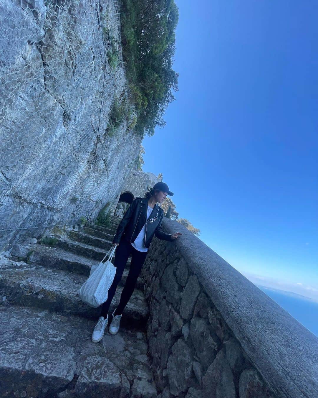 大草直子さんのインスタグラム写真 - (大草直子Instagram)「Ohayo☀️。今日は朝からカプリ島観光。バスに乗ったり歩いたり。ケーブルカーに乗ったりね😎😎 「Grotta Azzurra青の洞窟」や、「Scala Fenicia フェニキュア人の階段」などを巡りました。旅先でのトレッキングやハイキングは、ほぼヨガパンツ一択。動きやすくて楽。髪を気にしなくて良いし、紫外線防止になるキャップも忘れずに。日陰に入ると寒いので、ライダースが活躍しました🤭😘  たくさん歩いて太陽を浴びて。一瞬でしたが、ビーチでアーシング🏖。最高だった😎 #upperhights  #coach #nike #goyard  #autry  #ひながしゃれこんでいるのは #ディナーのため #もちろん私の服たち #さあ今日は寝ます #Oyasumi #あ階段を降りる写真 #アプリではなく #広角で撮りましたbyZ世代」4月22日 7時41分 - naokookusa