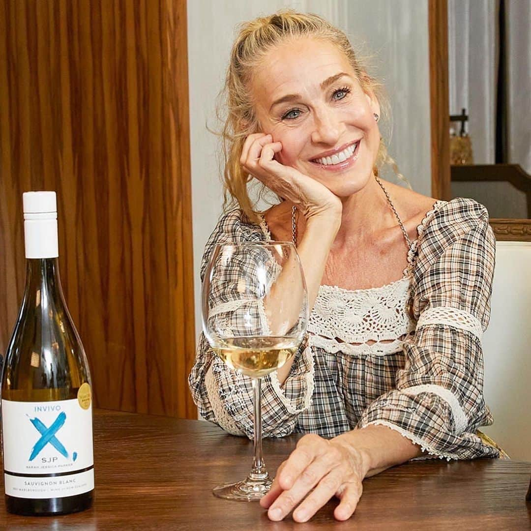 ナイジェル・バーカーさんのインスタグラム写真 - (ナイジェル・バーカーInstagram)「Can you guess what I’m shooting?!  Awarding winning wine oh and the creator @sarahjessicaparker  Yup I’m very excited to let you know that @invivoxsjp 2022 has been awarded a 93 by @wine_spectator their highest score ever and having been there for the actual blending and having personally enjoyed several cases I give it a 100 but hey!! At least now you know what you should be drinking this summer!  #sauvignonblanc #sarahjessicaparker #wineinthecity #sexinthecity #wine  #bts」4月22日 7時49分 - nigelbarker