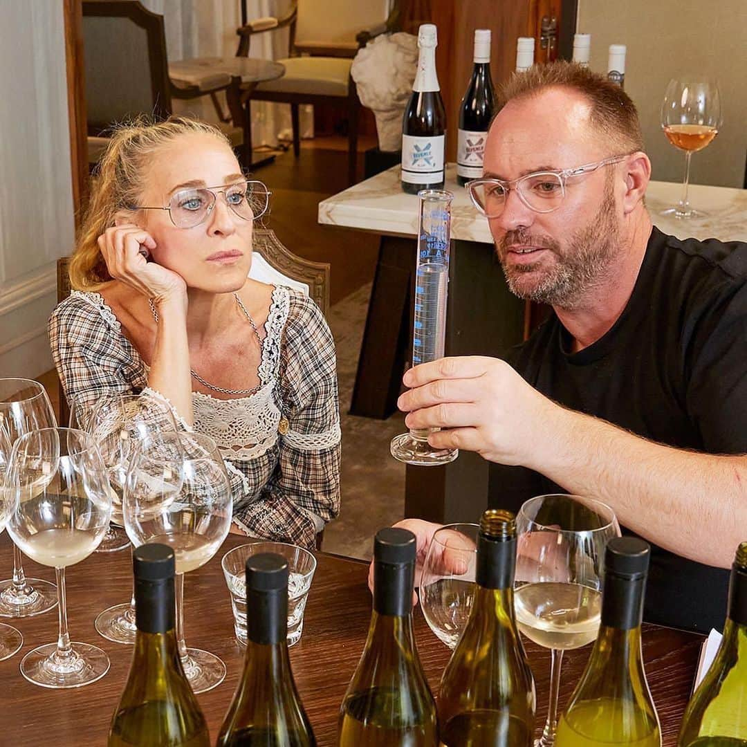 ナイジェル・バーカーさんのインスタグラム写真 - (ナイジェル・バーカーInstagram)「Can you guess what I’m shooting?!  Awarding winning wine oh and the creator @sarahjessicaparker  Yup I’m very excited to let you know that @invivoxsjp 2022 has been awarded a 93 by @wine_spectator their highest score ever and having been there for the actual blending and having personally enjoyed several cases I give it a 100 but hey!! At least now you know what you should be drinking this summer!  #sauvignonblanc #sarahjessicaparker #wineinthecity #sexinthecity #wine  #bts」4月22日 7時49分 - nigelbarker