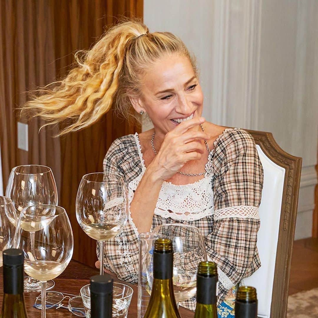 ナイジェル・バーカーさんのインスタグラム写真 - (ナイジェル・バーカーInstagram)「Can you guess what I’m shooting?!  Awarding winning wine oh and the creator @sarahjessicaparker  Yup I’m very excited to let you know that @invivoxsjp 2022 has been awarded a 93 by @wine_spectator their highest score ever and having been there for the actual blending and having personally enjoyed several cases I give it a 100 but hey!! At least now you know what you should be drinking this summer!  #sauvignonblanc #sarahjessicaparker #wineinthecity #sexinthecity #wine  #bts」4月22日 7時49分 - nigelbarker