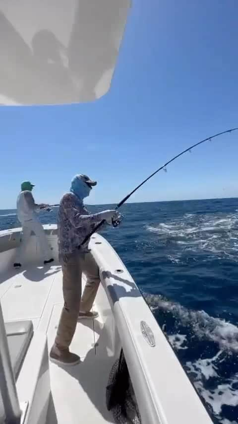 シマノ｜Fishingのインスタグラム：「Full throttle foamer to wrap up your Friday.  #FishShimano #Foamer #OffshoreFishing #ShimanoSaragosa #Saragosa #Tuna #TunaFishing #FishingGuide  📸: @juanspragge」