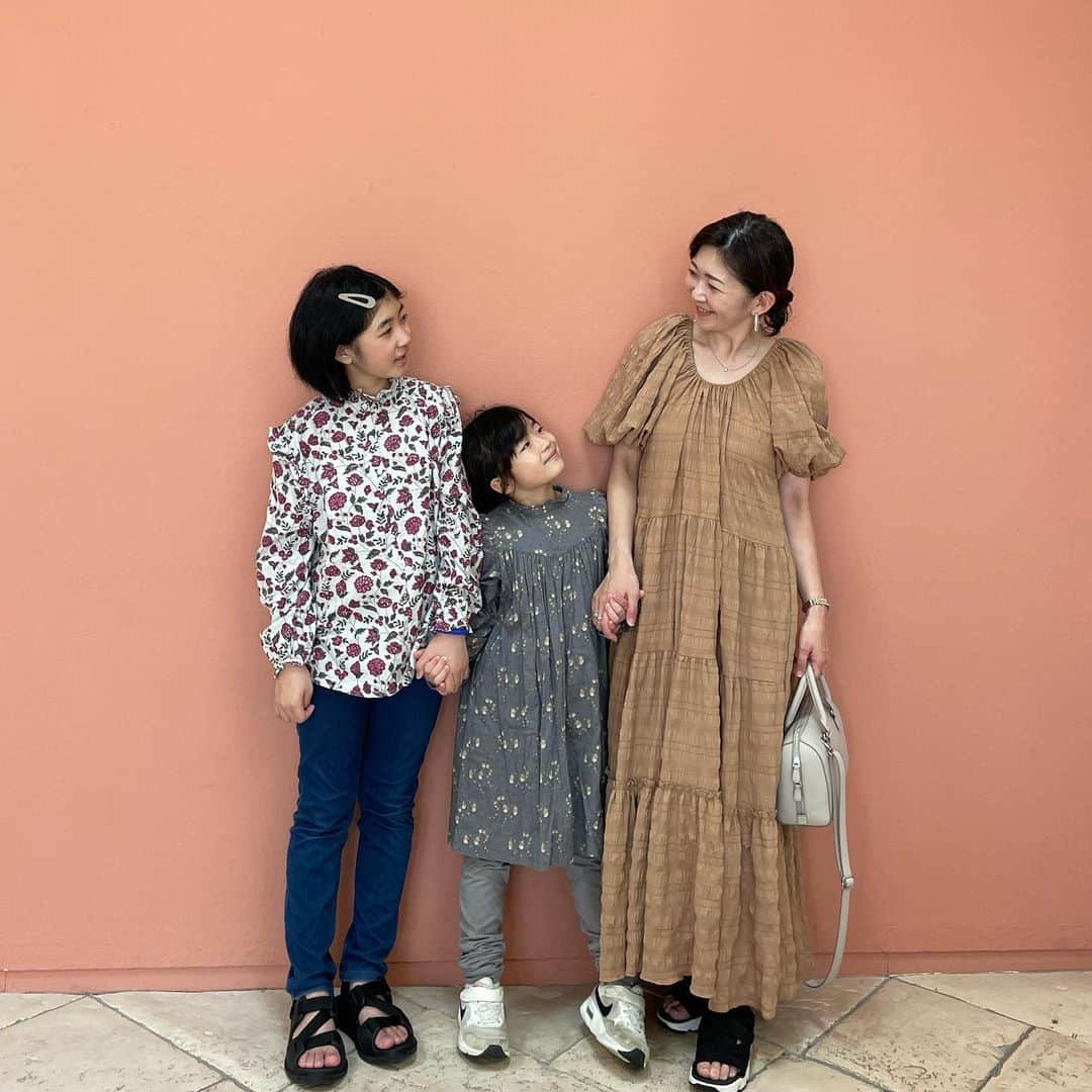 のインスタグラム：「この前の旅行の時の💓  ワンピース　@mite__official  バッグ　@uniqlo   姉妹 @bonpoint  @bonton  @uniqlo_with  @uniqlo_kids_baby   #プチプラ#プチプラファッション#大人カジュアルコーデ #ユニクロ購入品#ユニクロコーデ#ユニクロきれいめ部 #きれいめカジュアル #uniqloコーデ#40代コーデ#40代ファッション #ユニジョ#骨格ストレート#着こなし#綺麗めコーデ #アラフォー#アラフォーママ #アラフォーコーデ #40代コーデ #40代ファッション #姉妹ママ #姉妹コーデ #親子コーデ#女の子ママ  #体型カバーコーデ  @uniqlo_ginza  @uniqlo_jp」