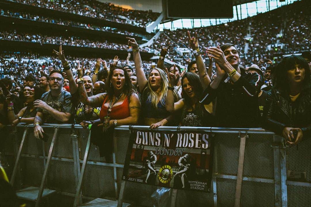 Guns N' Rosesさんのインスタグラム写真 - (Guns N' RosesInstagram)「Without a F’N’ doubt. The best fans in the world!」4月22日 7時56分 - gunsnroses
