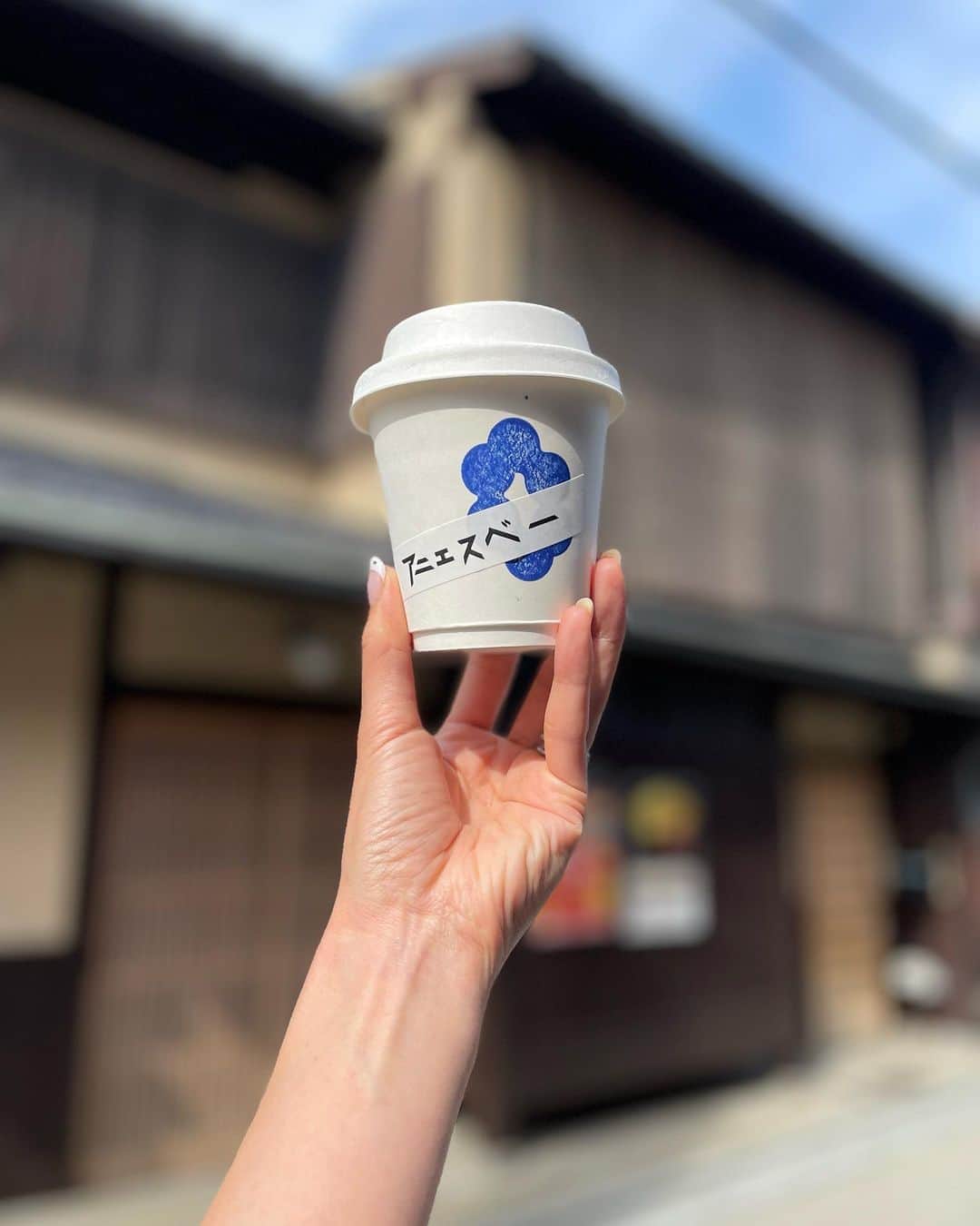 大日方久美子さんのインスタグラム写真 - (大日方久美子Instagram)「・ 京都に着いたからまずはオープン仕立ての祇園町 @agnesb_cafe へ。  先週はオープン初日で1Fのカフェスペースに行けなかったから今日こそはー！と行ったけど既に予約で一杯😂  @agnesb_cafe 大人気で嬉しい🙌🏻✨」4月22日 7時58分 - kumi511976