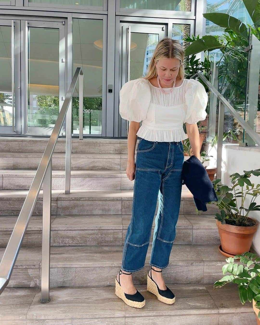 レフラーランドールさんのインスタグラム写真 - (レフラーランドールInstagram)「Taking notes 📝  on Jessie’s effortless long weekend look, styling our Anna top and Tallulah espadrille with favorite @rudyjudeco denim #loefflerrandall」4月22日 7時59分 - loefflerrandall