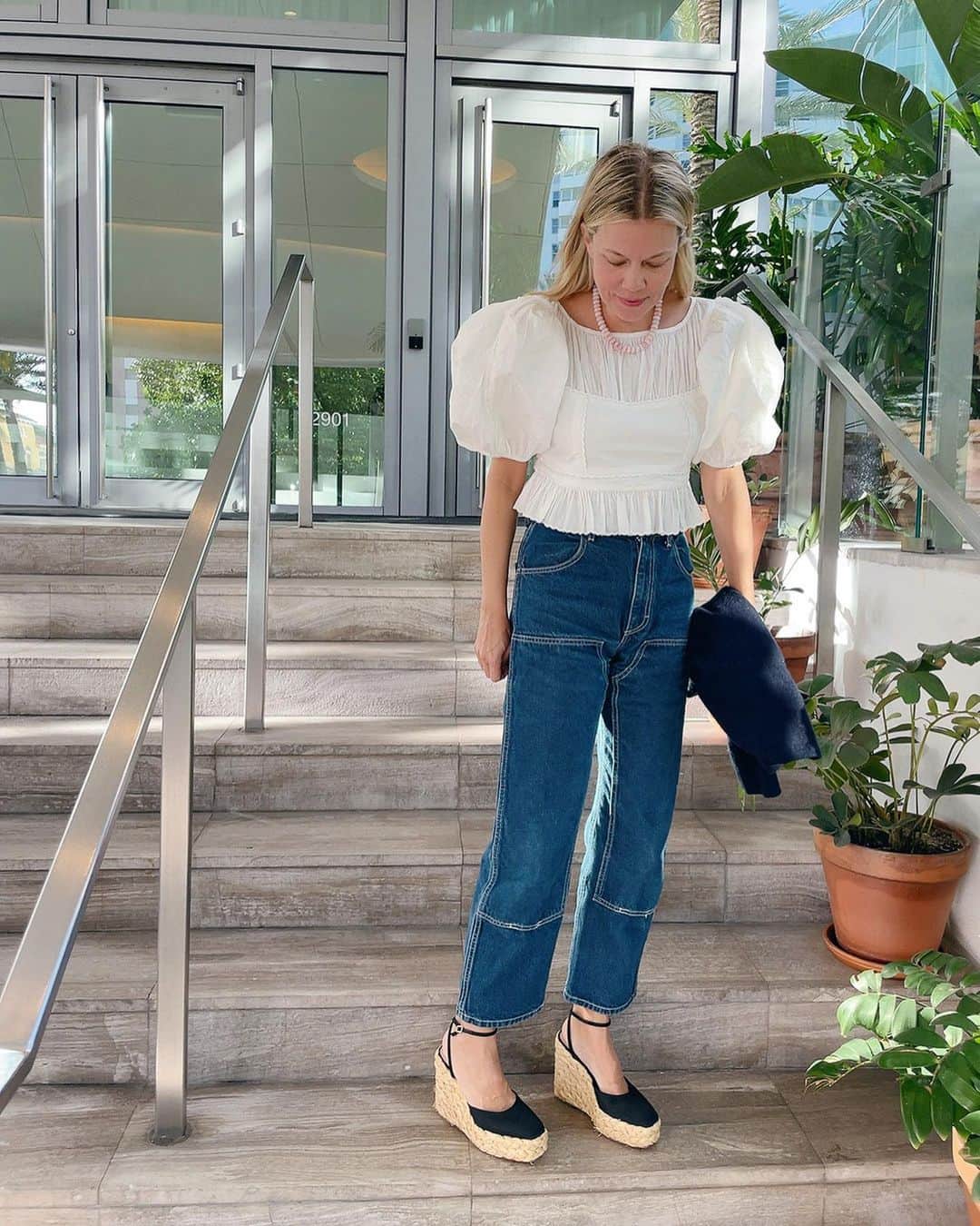レフラーランドールのインスタグラム：「Taking notes 📝  on Jessie’s effortless long weekend look, styling our Anna top and Tallulah espadrille with favorite @rudyjudeco denim #loefflerrandall」