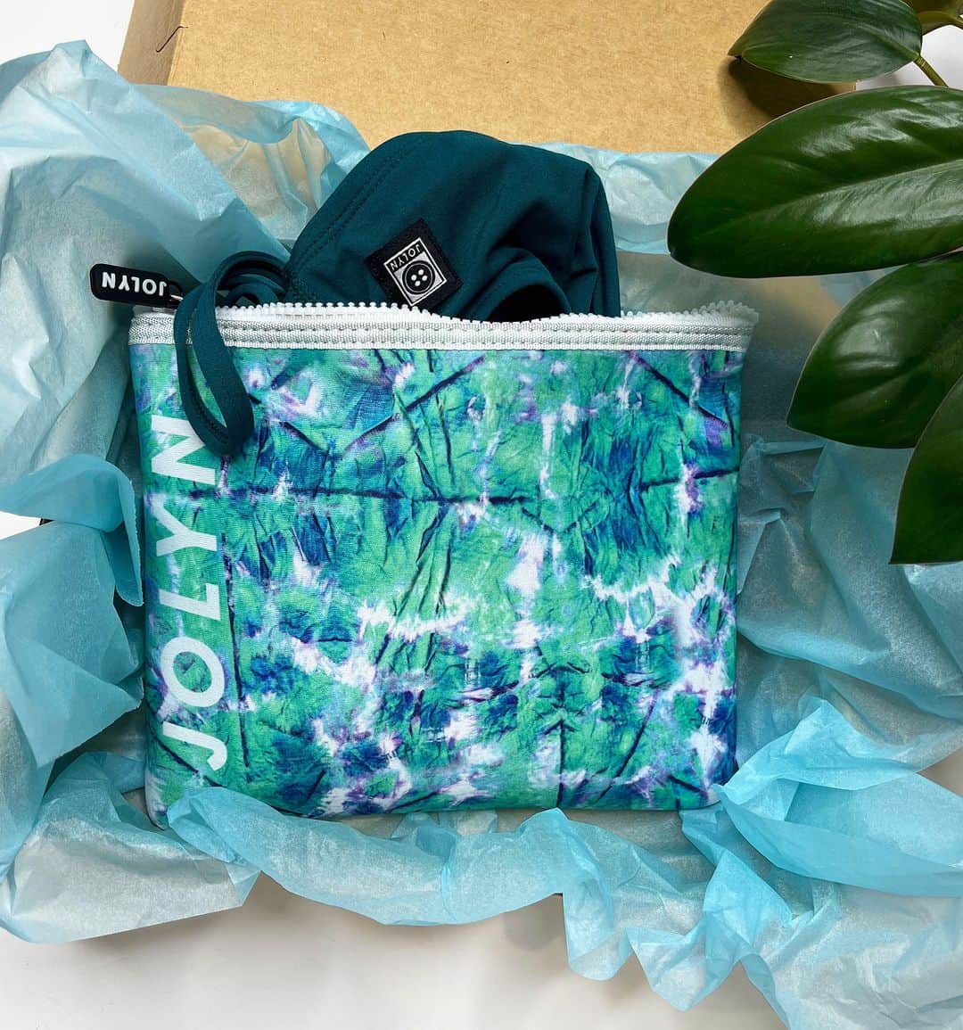 JOLYN Swimwearのインスタグラム：「HAPPY EARTH DAY 🌏🍃 Opt for plastic-free packaging with your next JOLYN order to do your bit! We'll remove all plastic from your order, pack it up in one of our reusable TRITON Dry Bags, and ship it out in 100% recyclable cardboard packaging 👊💚 // #jolynaustralia」