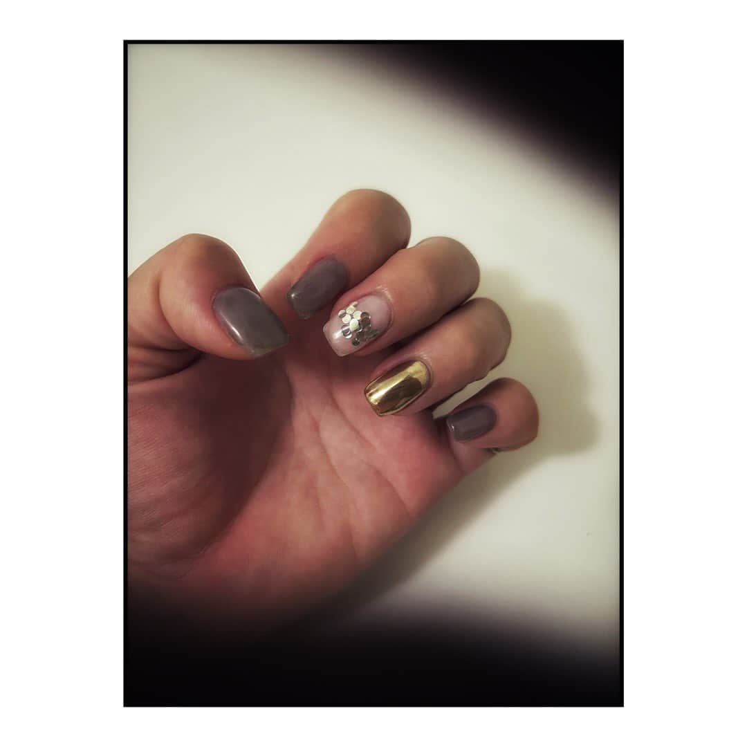 藤田敦子のインスタグラム：「ㅤ @nes.nail  周りの若者がみんなネロさんのネイル💜 うまいし早いし毎度素晴らしいなとおもてます。  今回は、クリアな黒をメインに ミラーとホロでゴールドとシルバーミックス。 指輪もミックスが多いし どんな服にも合うから嬉しい。  日焼けシーズンは日焼けした肌に映える ホワイト系一辺倒なので 今のうちに色々楽しむ👍  #nailart #nail #nailcare #ネイル #ネイルアート #ネイルケア #gelnail #ジェルネイル #シンプルネイル #blendanail」