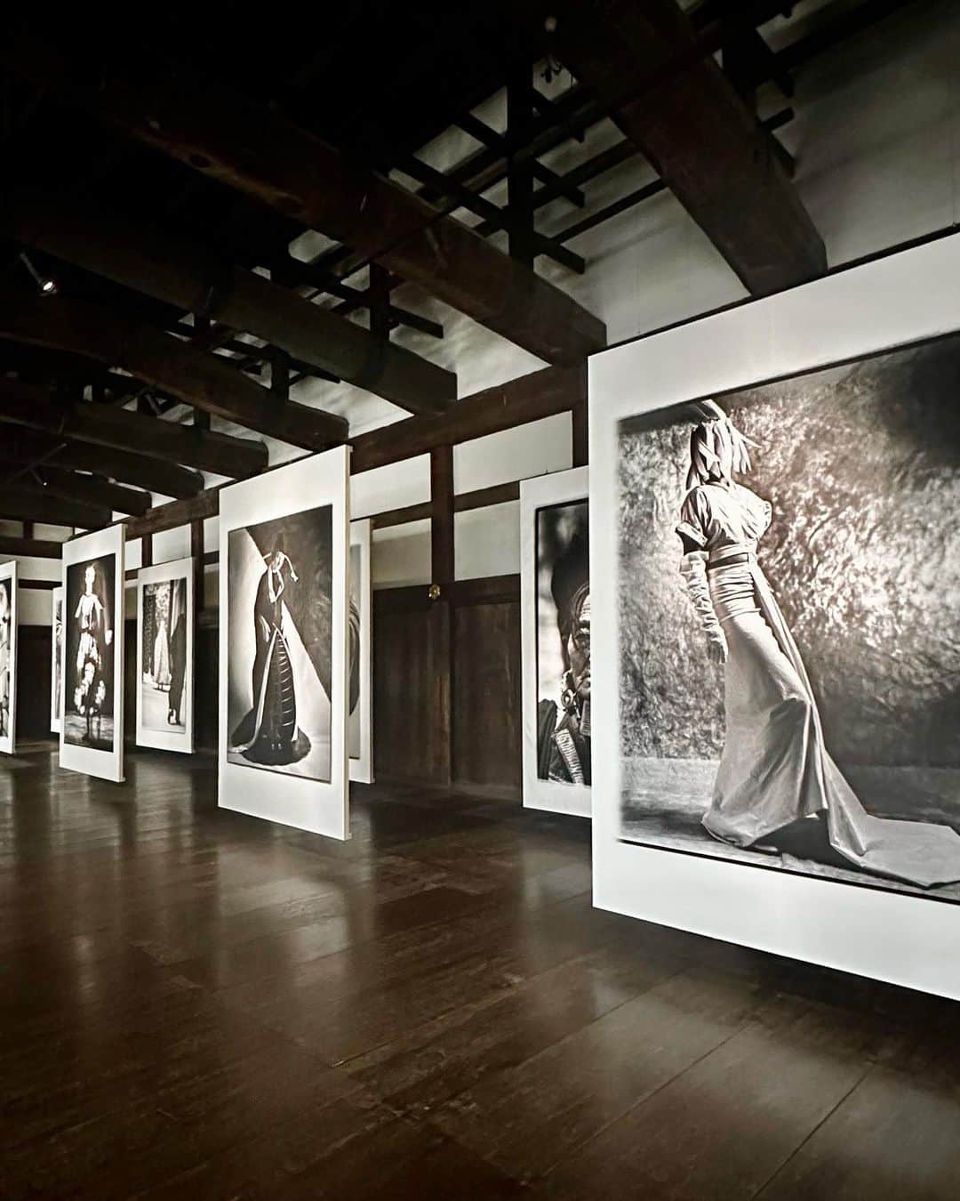 谷川じゅんじのインスタグラム：「KYOTOGRAPHIE PARALLEL WORLD Yuriko Takagi Presented by DIOR  「ファッションも写真も、人に夢を与えてくれると信じている」高木由利子  最高でした、由利子さん。 田根くんのセノグラフィーも。  #dior #goodvibesonly #goodneighbors #thisisjapan」