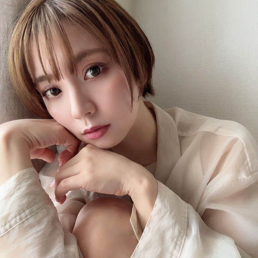 筒井愛実さんのインスタグラム写真 - (筒井愛実Instagram)「． \ 色気を最大限に引き出すコスメ /  韓国コスメのDear.A @dear.a_japan_official のカラーがあまりにも絶妙で可愛い件...😮‍💨💘  ☑︎Slim Fit Everglow Cushion / 21 Vanilla 素肌感派が絶対すきであろう、温泉からあがったチュルんとうるうる水光肌が仕上がります🧖‍♀️水分エッセンス81%で保湿感もばっちり。透明感を演出してくれるカバーパウダーも配合❄️  ☑︎Glitter Eyeshadow / 02 Sunbeam 目元に立体感を与える様々な大きさの偏光ラメがたっぷり✨ウォータリーテクスチャーでまぶたにしっかり密着するのでラメが飛散しない🧚‍♀️美容成分配合でまぶたがカサつかずしっとり。 02はコーラルゴールドなので肌馴染みもよく茶系のアイシャドー・イエベ・日焼け肌にピッタリ◎  ☑︎Sheer Velvet Tint / 04 Saffron Flower 水のようなスーッと伸びるテクスチャーからベルベットのようなフワッとソフトマットに反転するティント。高発色＋ロングラスティング⌛️04は色気を引き出してくれる最強のヌードピンク♡  Dear.Aはしっかり発色するのにガツンと感がない、でもボヤけた印象にさせない絶妙さが凄い👏そしてパッケージも可愛い🫰よすぎ ． @moreme_official #韓国コスメ #deara #ディアエー #pr」4月22日 8時13分 - manamin_158cm