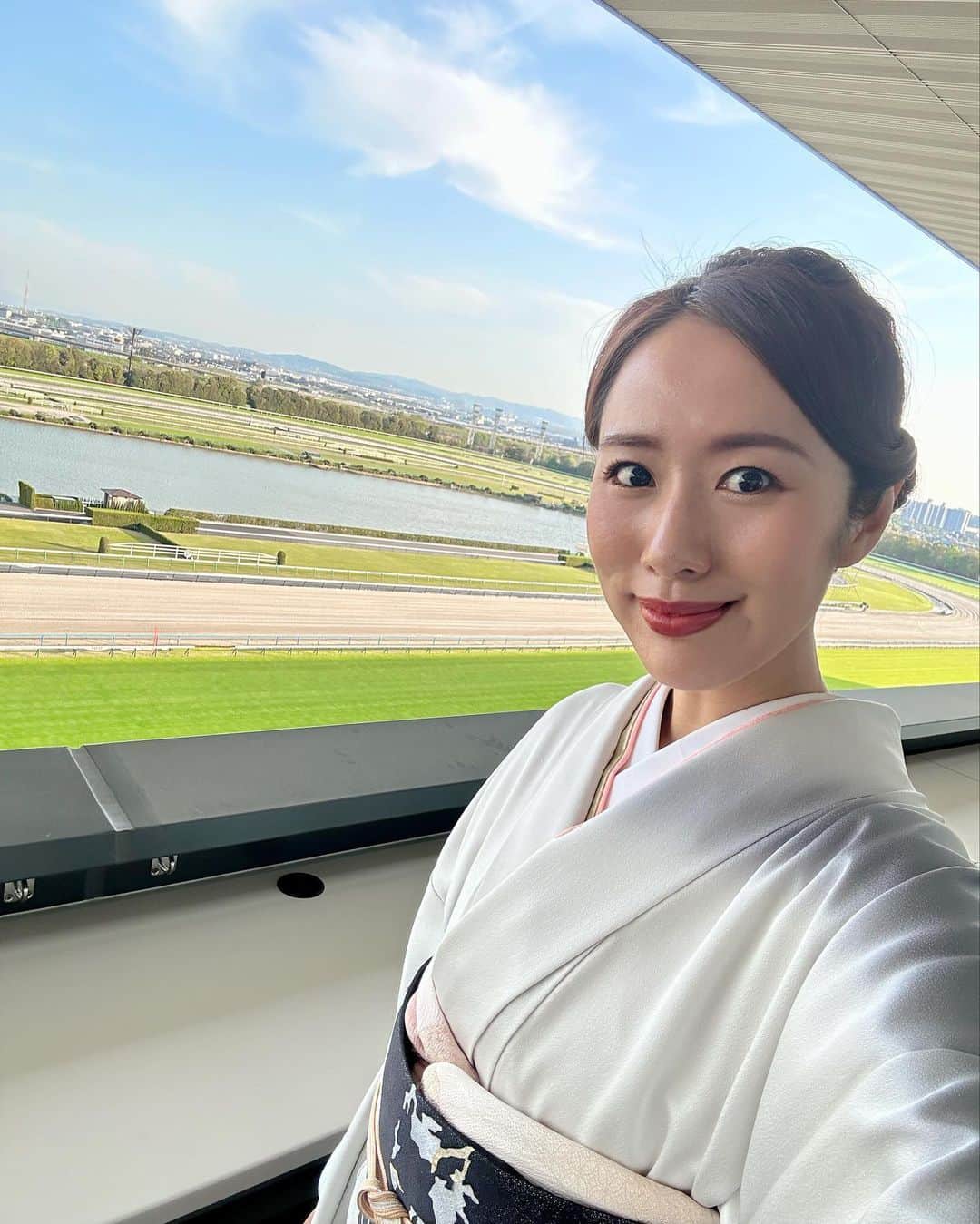守永真彩のインスタグラム：「. . いよいよ...本日‼️ センテニアルパーク京都競馬場グランドオープンです🏇✨  902日ぶりに、京都競馬場で競走馬達が躍動します。  京都競馬場の名物でもあった円形のパドックは楕円形へと変わりましたが 真ん中の"もちの木"は時計へと形を変え、今も時を刻みつつ見守ってくれています🌳  今までの京都競馬場の歴史も色濃く残しつつ、この先も長く愛されるような、世界に誇れる競馬場へと生まれ変わりました。 2025年で淀開設100周年となります。 素晴らしい形で迎えることができそうですね☺️✨  なによりも、全人馬無事に‼️ 今日から熱いレースが沢山繰り広げられますように🏇✨  私もクラフトビール「武豊」を飲みながらレース観戦したいなぁ☺️  開幕、おめでとうございます🎊  @kyotokeibajo_official  #京都 #京都競馬場　#センテニアルパーク」