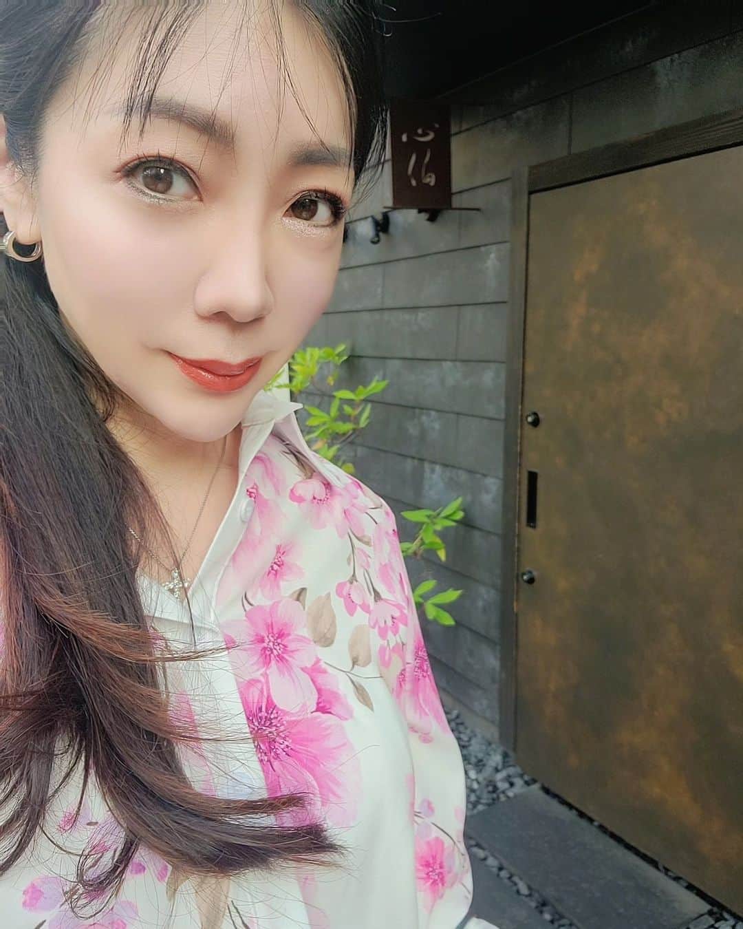 今堀恵理のインスタグラム：「もう何回行ったかな? 焼鳥の心伯さん @shinhaku.yakitori   いつ行っても最高のおもてなしで迎えてくれて そして美味しい焼鳥と一品をコースで出してくれます😍😍😍  こちらのワインも美味しかった  この日もコーデも @shein_japan @sheinofficial ブラウス4924802  割引クーポン：eri23 を使うとお買い上げ金額1～5,999円まではセール価格より15%OFF、6,000円以上は20%OFFが適用される。 利用期限：〜6月末日  過去の投稿です  #SHEIN  #SHEINforAll  #ad #心伯 #焼鳥」