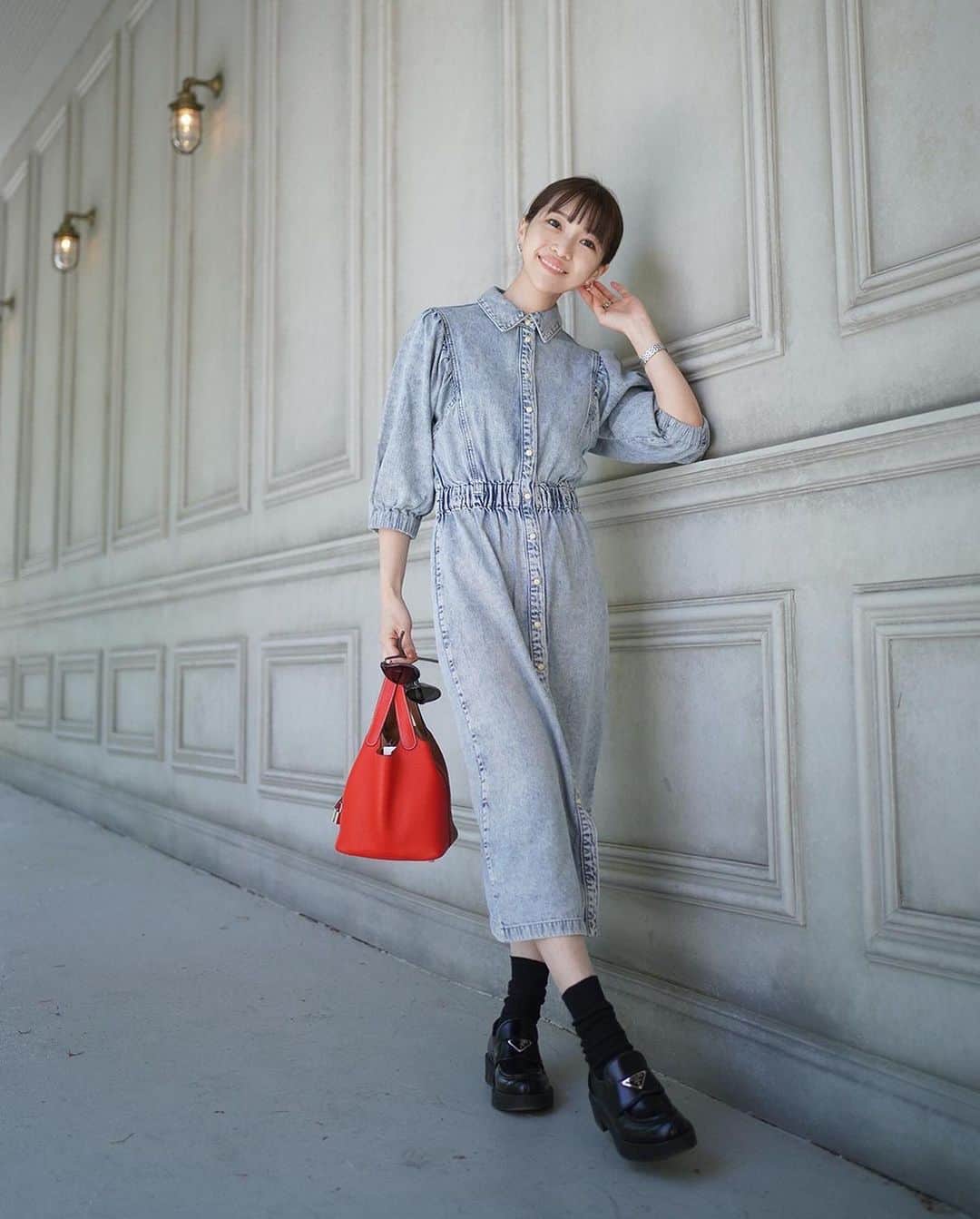 喜田彩子のインスタグラム：「⁡ ⁡ 今シーズン人気のライトインディゴウォッシュ仕上げの OSA DENIM MIDI DRESS♡♡ ⁡ 今年はGジャンも購入したし デニムスカートも購入したし もちろんデニムも追加して 私の気分はデニムなんだと思う🤍💙 ⁡ ⁡ ONE PIECE... @allsaintsjapan  SHOES... PRADA BAG... HERMES ⁡ ⁡ このワンピはコットンが使用されていて ウエストは伸縮性ありのミディ丈！ ブーツやスニーカーも可愛いけど 私はローファーでマニッシュアイテムをプラス🫶🏻✨ ⁡ ALLSAINTSはサイズ展開が豊富でお勧め！！！ ちなみにこのワンピはXXS(私はこれ)〜XLの6サイズ。 ⁡ これ、本当有難いのよ😭💕 ⁡ ⁡ 4月21日〜5月7日まで店舗・公式ウェブサイトにて 2点の購入すると10%OFFになるキャンペーン 「FLY WITH ME」が開催されているので 気になる方は是非チェックを📝 (一部の店舗はノベルティ配布) ⁡ #allsaintsjapan #オールセインツ #fashion #outfit #ootd #coordinate #패션 #오오티디 #데일리룩 #코디스타그램 #악세사리 #오늘뭐입지 #좋아요 #156センチコーデ #sサイズコーデ #春コーデ #シンプルコーデ #ファッション #コーディネート #コーデ #ワンピースコーデ #ワンピース」