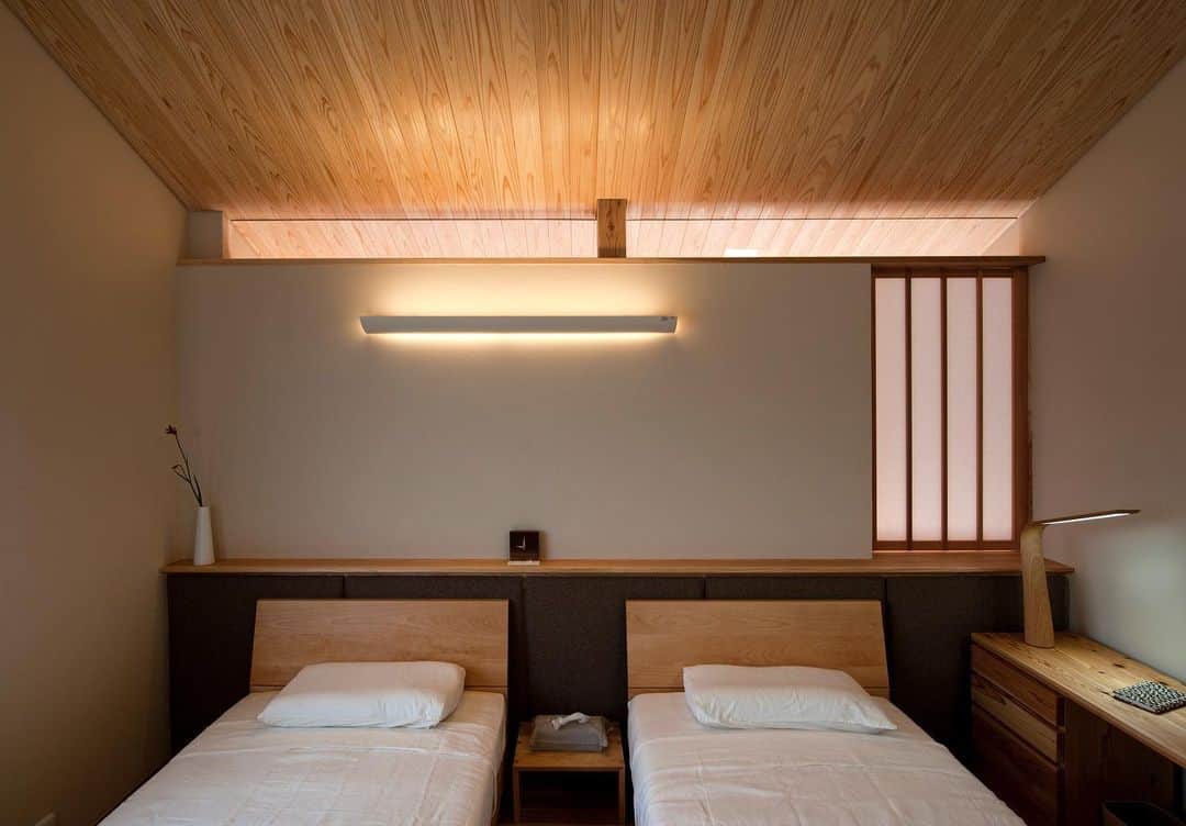 安成工務店さんのインスタグラム写真 - (安成工務店Instagram)「ベッドルームの天井は切妻屋根に沿った美しいフォルム。天窓からの優しい光と木のぬくもりが、1日の疲れをそっと癒やしてくれます。  more photos…@yasunari_komuten  ...............  💡暮らしの中の“ちょっといいな”を集めました @yasunari_life  💡安成工務店がご提案する家具ショップ @ecoshop_com  ...............  #安成工務店 #yasunari #工務店 #注文住宅 #住宅 #木の家 #木造 #一戸建て #新築 #マイホーム #省エネ住宅 #エネルギー自給 #自然素材 #OMソーラー #家 #無垢材 #山口県 #福岡県 #季節を楽しむ #津江杉 #珪藻土 #セルロースファイバー断熱材 #輪掛乾燥材 #家造り #家づくり記録 #ベッドルーム #ベッドルームインテリア #寝室 #寝室インテリア #天窓」4月22日 8時16分 - yasunari_komuten