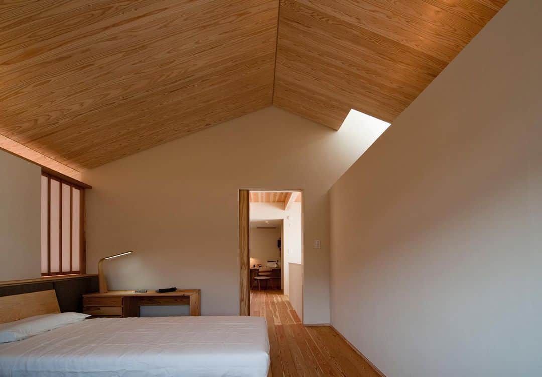 安成工務店さんのインスタグラム写真 - (安成工務店Instagram)「ベッドルームの天井は切妻屋根に沿った美しいフォルム。天窓からの優しい光と木のぬくもりが、1日の疲れをそっと癒やしてくれます。  more photos…@yasunari_komuten  ...............  💡暮らしの中の“ちょっといいな”を集めました @yasunari_life  💡安成工務店がご提案する家具ショップ @ecoshop_com  ...............  #安成工務店 #yasunari #工務店 #注文住宅 #住宅 #木の家 #木造 #一戸建て #新築 #マイホーム #省エネ住宅 #エネルギー自給 #自然素材 #OMソーラー #家 #無垢材 #山口県 #福岡県 #季節を楽しむ #津江杉 #珪藻土 #セルロースファイバー断熱材 #輪掛乾燥材 #家造り #家づくり記録 #ベッドルーム #ベッドルームインテリア #寝室 #寝室インテリア #天窓」4月22日 8時16分 - yasunari_komuten
