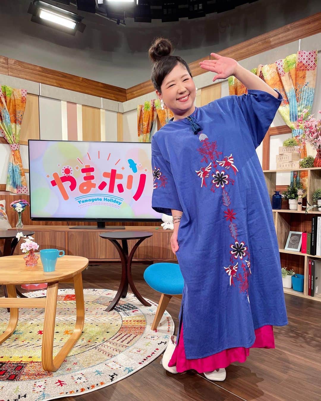 のインスタグラム：「へい♪  お世話になります！  本日 4月22日(土)  午前9:00からは #やまホリ ！  #NHK山形 さんで放送してます。  何卒、よろしくお願いいたします。  やまホリダンスもついに完成！！  みんなで一緒に踊りませんか？？  そしてぜひ 番組でその動画をご紹介させてください♪  やまホリのHPをのぞいていただけたらと思います🙏✨  ちなみに こちらのステキなワンピースは @cayhane_official さんとこのです！  前回の生放送終わりにマネージャーさんが 美味しい唐揚げ定食があるお店に連れて行ってくれて 最高すぎて悶絶！！！  7個でもじゅうぶん多いのに さらにもう一個追加したのはここだけの話🤤✨  ルン♪  #yeah #happy #exciting #NHK山形 #やまホリ #ダンス #新企画 #ワンピース #チャイハネ #唐揚げ #最高 #あさひ食堂 #ルン♪」