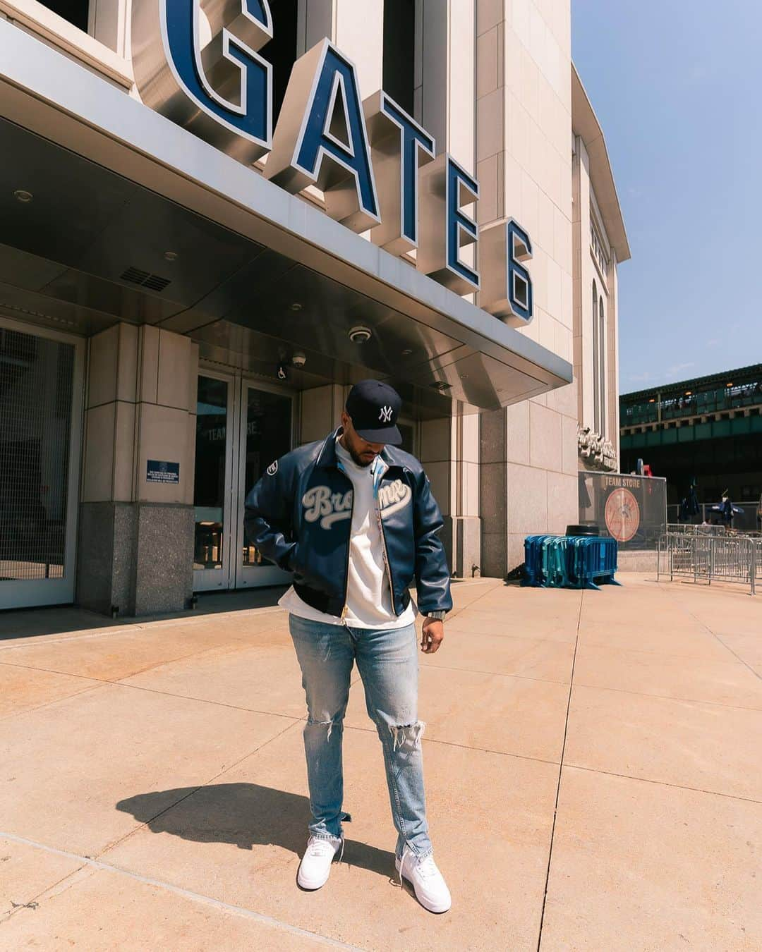 バンソンさんのインスタグラム写真 - (バンソンInstagram)「With his hometown in mind, our Creative Director of street wear, Davon Bean, thought up yet another score. Our new -New York Series- jackets.  Bronx jackets available now at @upnyc . #Vansonleathers 📷 : @madeindior」4月22日 8時29分 - vansonleathers