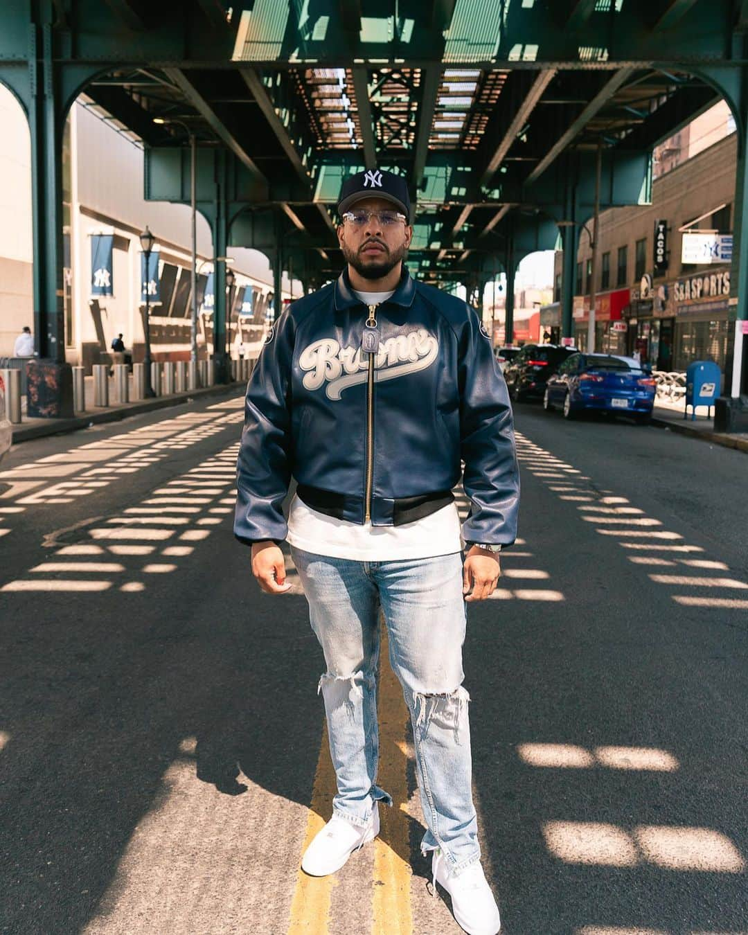 バンソンさんのインスタグラム写真 - (バンソンInstagram)「With his hometown in mind, our Creative Director of street wear, Davon Bean, thought up yet another score. Our new -New York Series- jackets.  Bronx jackets available now at @upnyc . #Vansonleathers 📷 : @madeindior」4月22日 8時29分 - vansonleathers