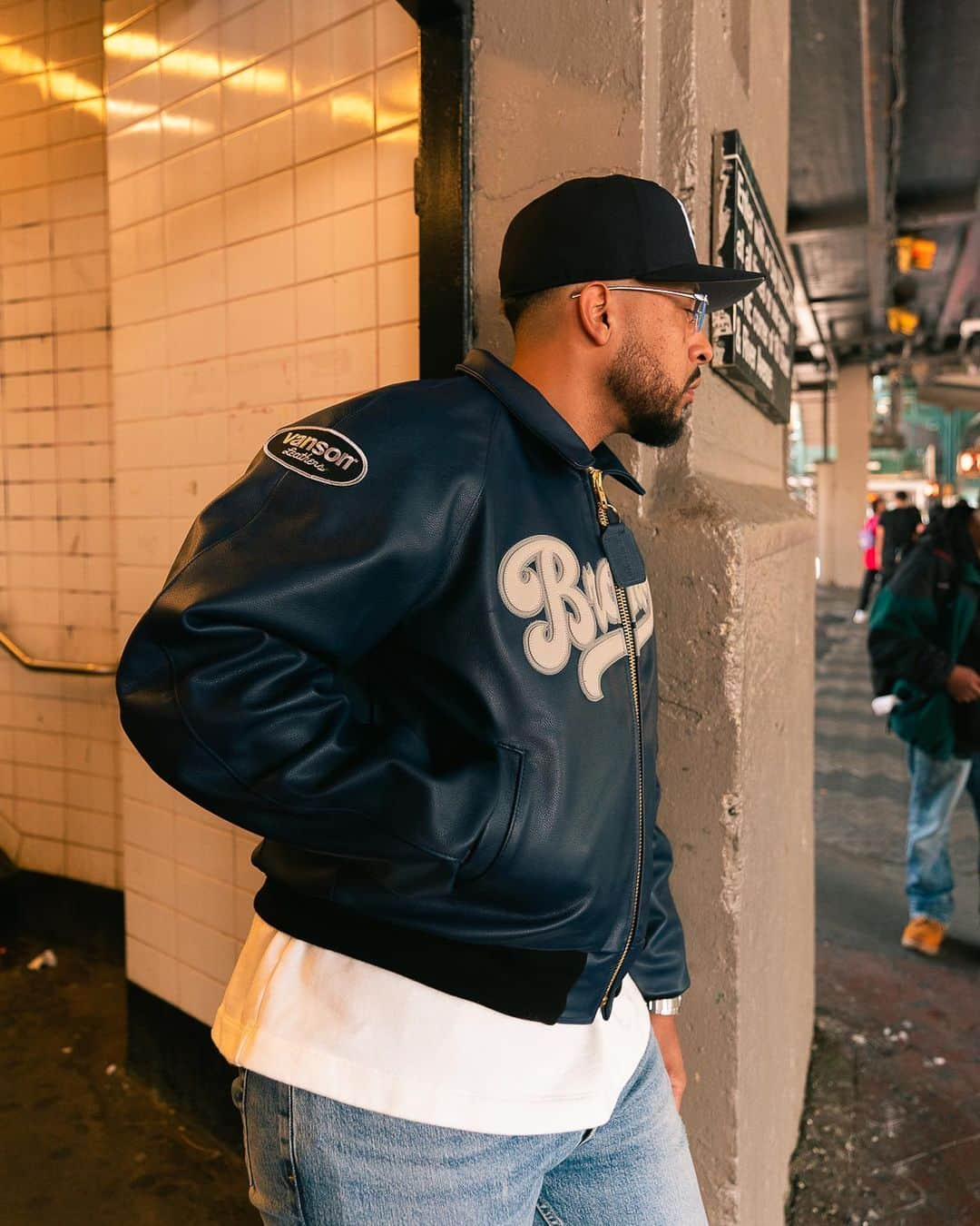 バンソンさんのインスタグラム写真 - (バンソンInstagram)「With his hometown in mind, our Creative Director of street wear, Davon Bean, thought up yet another score. Our new -New York Series- jackets.  Bronx jackets available now at @upnyc . #Vansonleathers 📷 : @madeindior」4月22日 8時29分 - vansonleathers