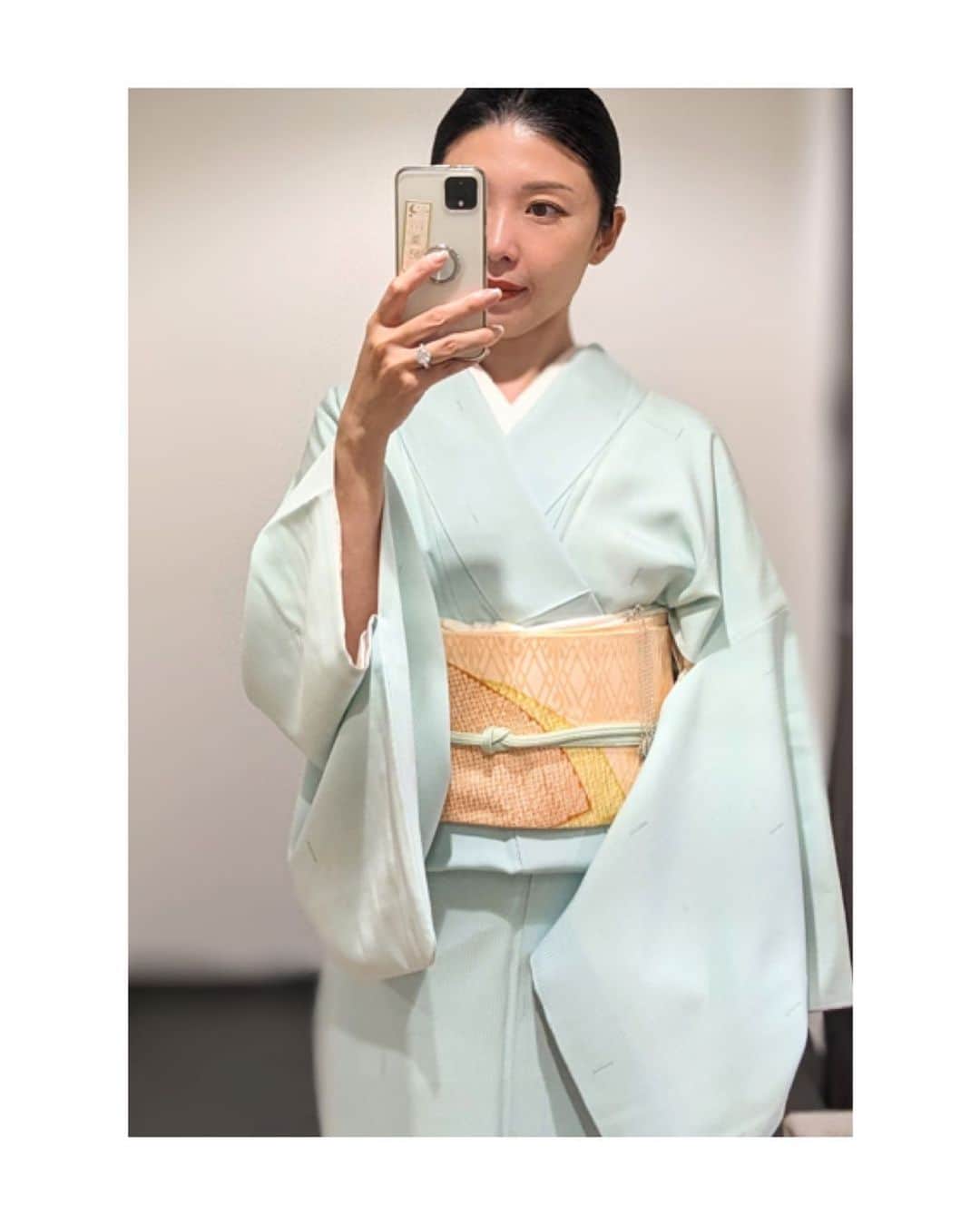 のインスタグラム：「春先コーディネート👘 ＊鏡に向かい撮影しておりますゆえ、衿合わせが反対に見えております。ご了承下さい。 #kimono #kimonocordinate #japanesekimono #japanesetradition #beautifultradition #lovekimono  #instakimono #기모노  #お着物 #お着物コーディネート #着物コーディネート  #袷 #袷の小紋 #小紋コーディネート  #名古屋帯 #呉服に志田 さん #亜紀の和装記録」