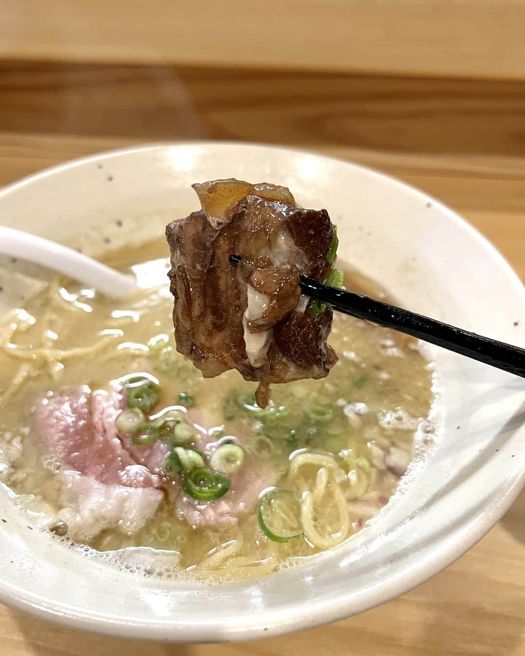 福岡グルメ 福岡ランチ「デビログ」さんのインスタグラム写真 - (福岡グルメ 福岡ランチ「デビログ」Instagram)「2022年12月23日にオープンした隠れ家的な店『料理人 中途半端』でランチのラーメンを食べてきたよ。 ここは昼はラーメン、夜は寿司を提供する面白いコンセプトの店だ。  ラーメンは日替わりなので、毎日通っても違うラーメンが食べられるのは楽しい。 この日のメニューは「のどぐろ塩らぁ麺」と「白みそらぁ麺」の2種類ラーメンと「まかない丼」  「のどぐろ塩らぁ麺」(1,000円)は、贅沢にもノドグロを使った塩ラーメンで、しじみも入っているらしくコクもある。 「白みそらぁ麺」(850円)は尖ってなくてマイルドなタイプ。 どちらも2種類のチャーシューが入っており、角煮のようなトロトロのやつはたまらんよ。 平打ちと全粒粉の麺が選べるが、今回は平打ち麺でお願いした。  まかない丼の海鮮丼は350円とは思えないほど豪華！ 食材のタイミングにもよるらしいが、今回はラッキーだったようだ。  GWは夜の「日本酒飲み放題の寿司コース」(10,000円)の仕込みがあるため、昼のラーメンはお休みになりそうだ。 詳しくは店のInstagramを見てくださいね。  #料理人中途半端  @chut.ohanpa  福岡市中央区高砂1-22-25 Sorisso薬院2F 092-600-1810 11:30～14:30 17:00～22:00 不定休  #FukuokaGourmet  This is a restaurant with an interesting concept that offers ramen of the day during the day and sushi at night. People who like hideaways will love it.  #후쿠오카  이곳은 낮에는 일일 라면, 밤에는 스시를 제공하는 재미있는 컨셉의 가게. 은신처를 좋아하는 사람에게는 기뻐한다.  #福岡美食  這是一家具有有趣概念的餐廳，白天提供白天的拉麵，晚上提供壽司。 喜歡隱居的人會喜歡它。  #福岡グルメ #福岡ランチ #福岡ディナー #福岡寿司 #福岡鮨 #福岡ラーメン」4月22日 8時46分 - devi_takahashi